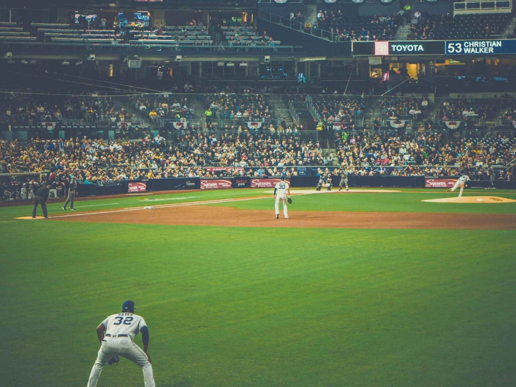 準備好迎接在沛可球場 (Petco Park) 觀看教士隊 (Padres) 比賽的精彩夜晚吧！