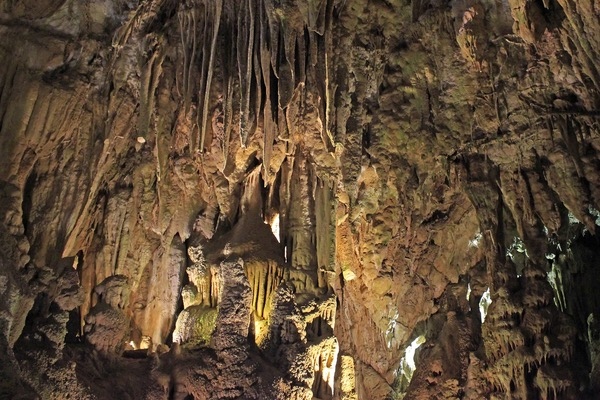 雷薩瓦洞穴 & 馬納西亞修道院 & 利辛瀑布之旅