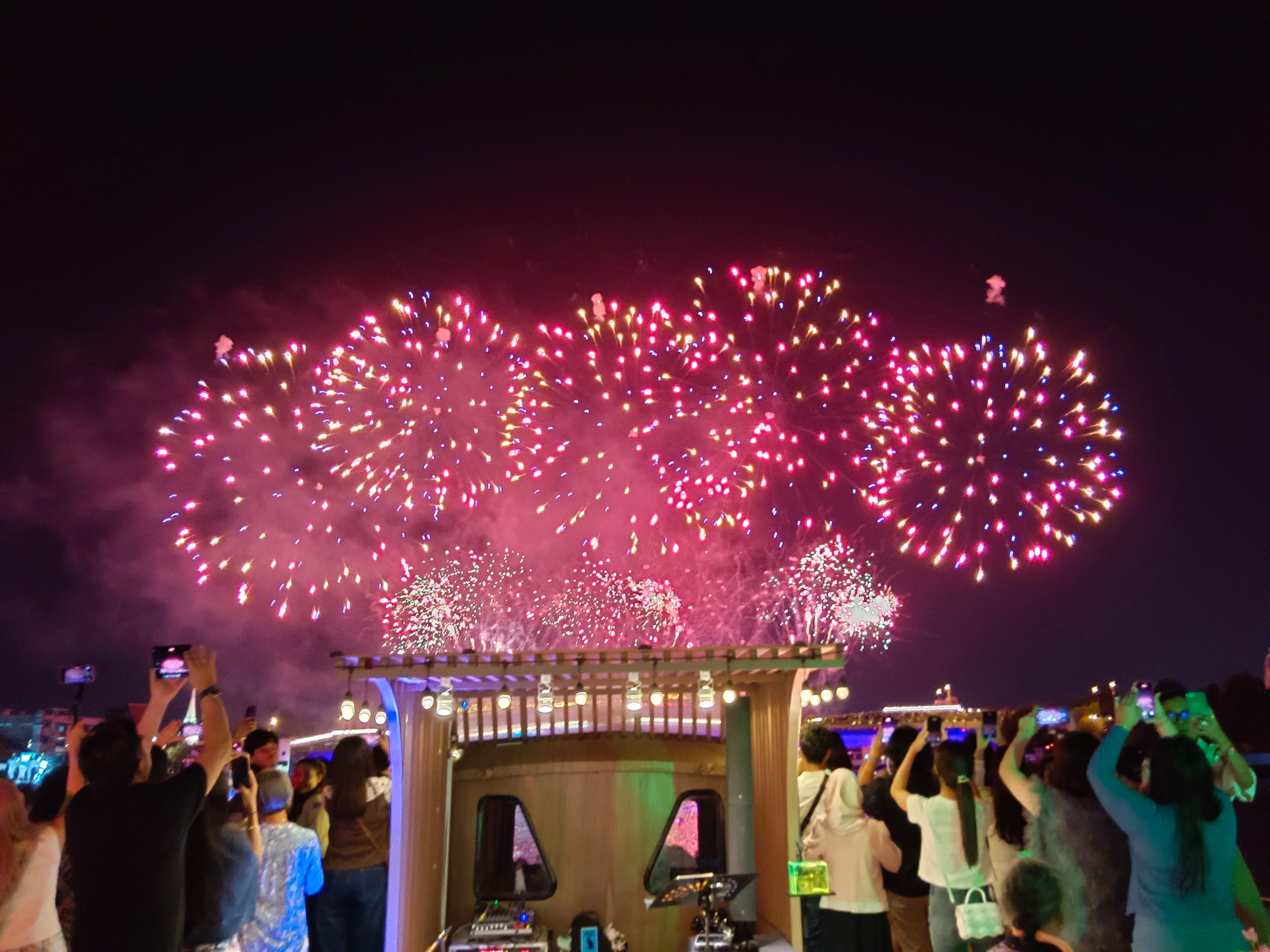 New Horizon Cruise: Elegant Dinner Cruise on Bangkok's Chao Phraya R