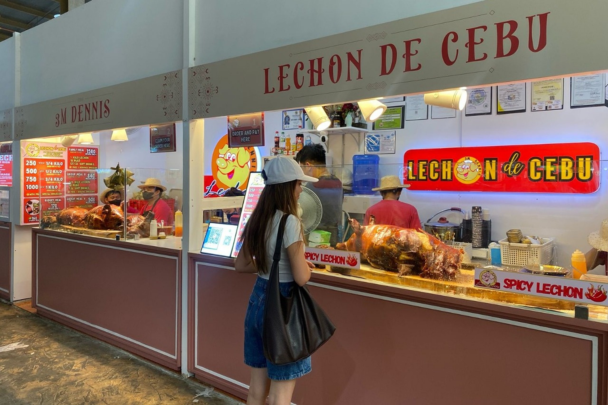 在市場上品嚐宿霧著名的美味烤乳豬。