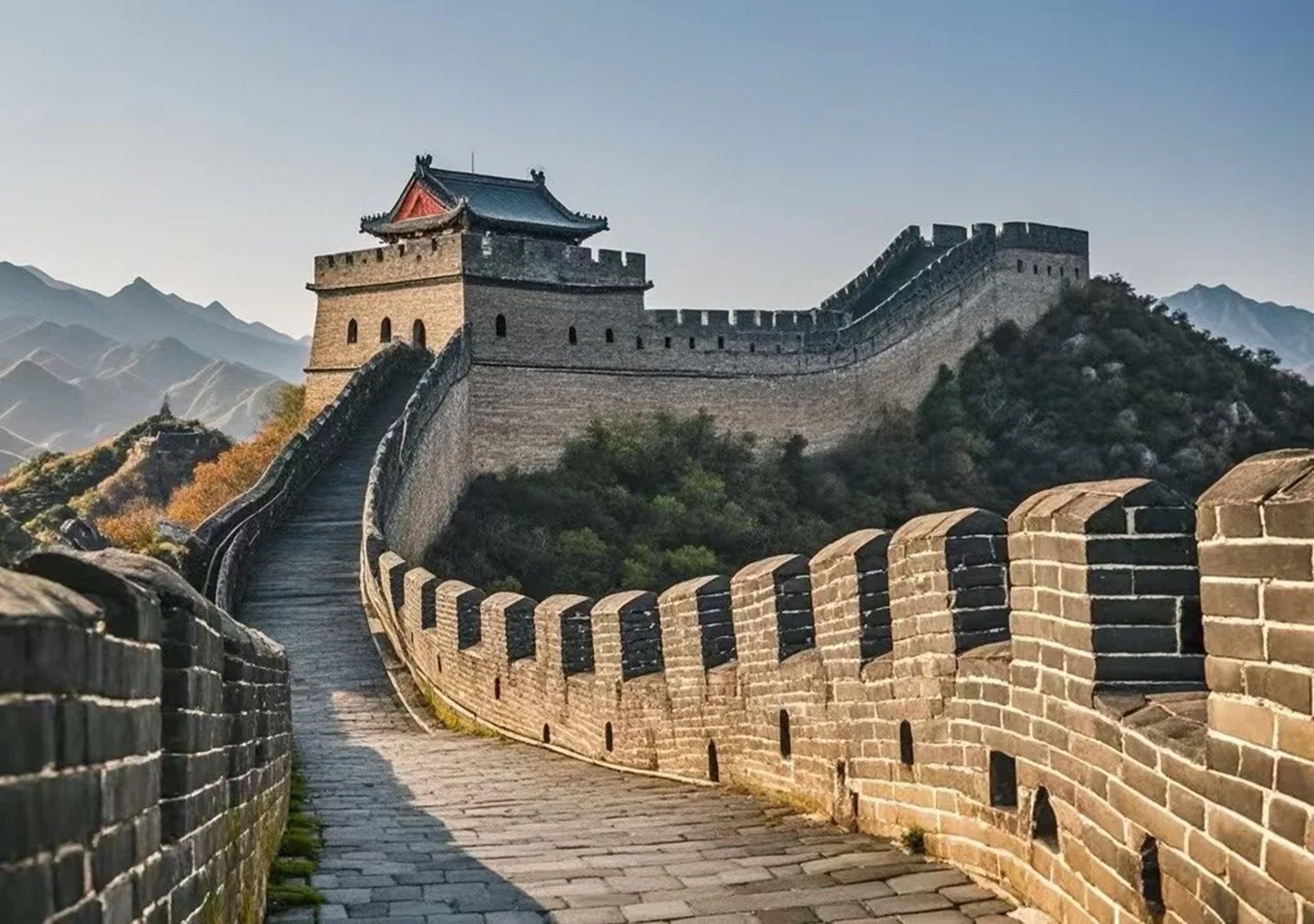 八達嶺長城是明長城中保存最好一段 ，居庸關重要前哨 ，地勢險要，城關堅固 。其牆體高大堅固，敵樓密集 ，沿山而建，宛如巨龍盤踞