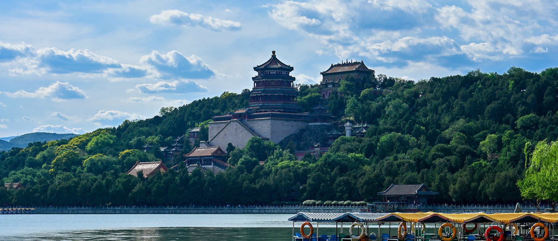 頤和園是中國清朝時期的皇家園林，前身為清漪園 。這裡有世界最長的彩繪長廊，廊上繪滿精美彩畫，每一幅都訴說著故事。登上佛香閣，可俯瞰昆明湖的湖光山色，景色美不勝收。在昆明湖乘船，微風拂面，愜意十足。還有仁壽殿、蘇州街等景點，兼具歷史韻味與江南風情，盡顯皇家園林的大氣磅礴與精緻典雅。