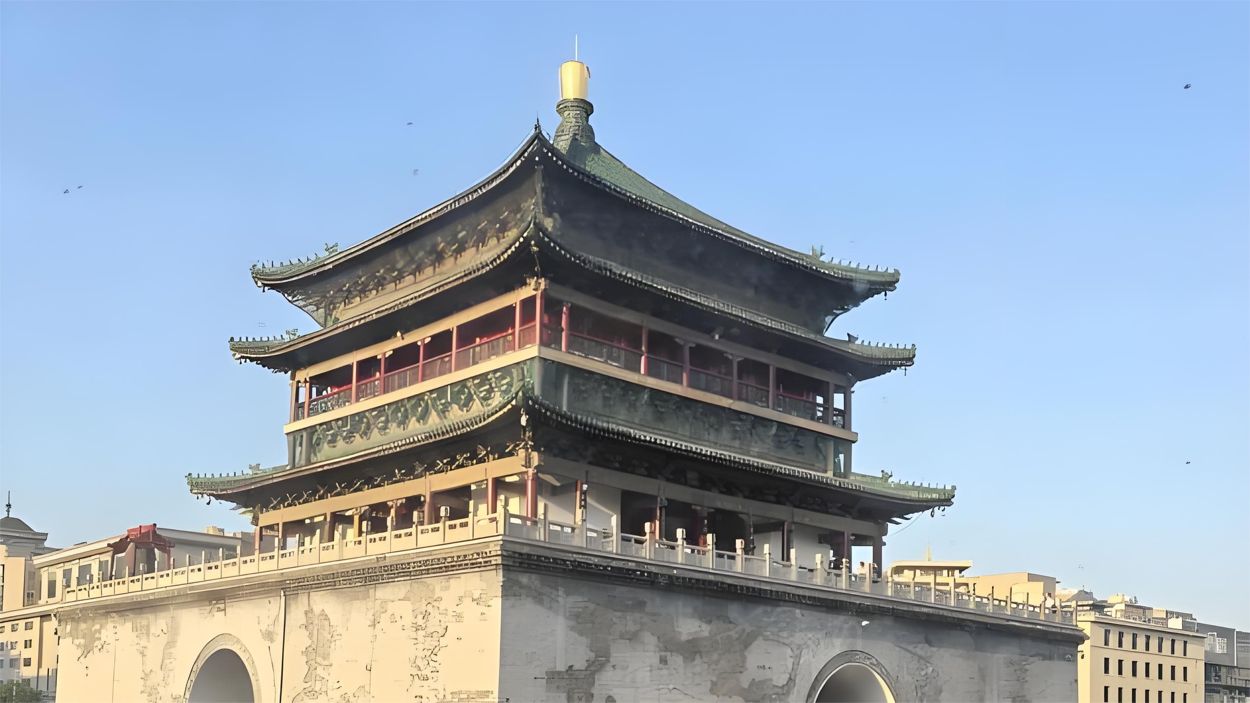 古城中軸線上的報時雙子星，晨鐘暮鼓間迴盪著六百年歲月餘韻，飛簷斗拱間盡顯明代建築美學巔峰