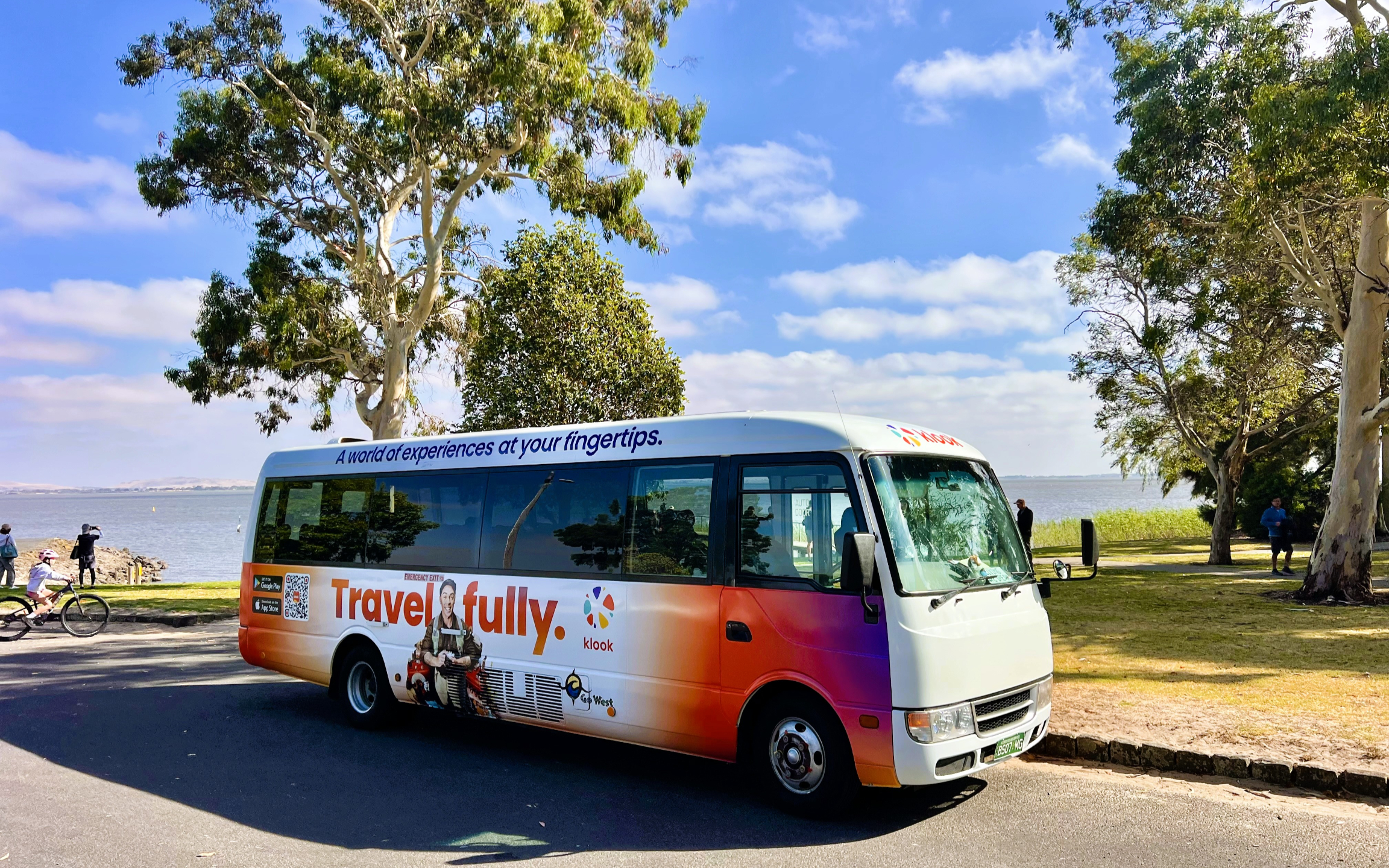 搭乘觀光巴士暢遊菲利普島，享受舒適便利的旅程，盡情探索島嶼風光。