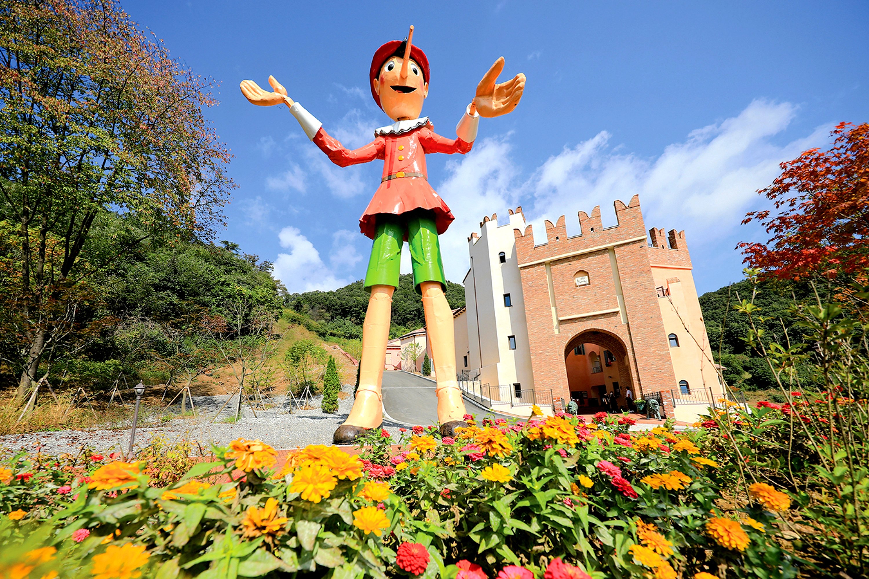 「小義大利」是一個文化主題村，致力於展現義大利的藝術、文學和建築。村莊內有明亮的義大利地中海風格建築、博物館和藝廊，靈感皆來自義大利文化。