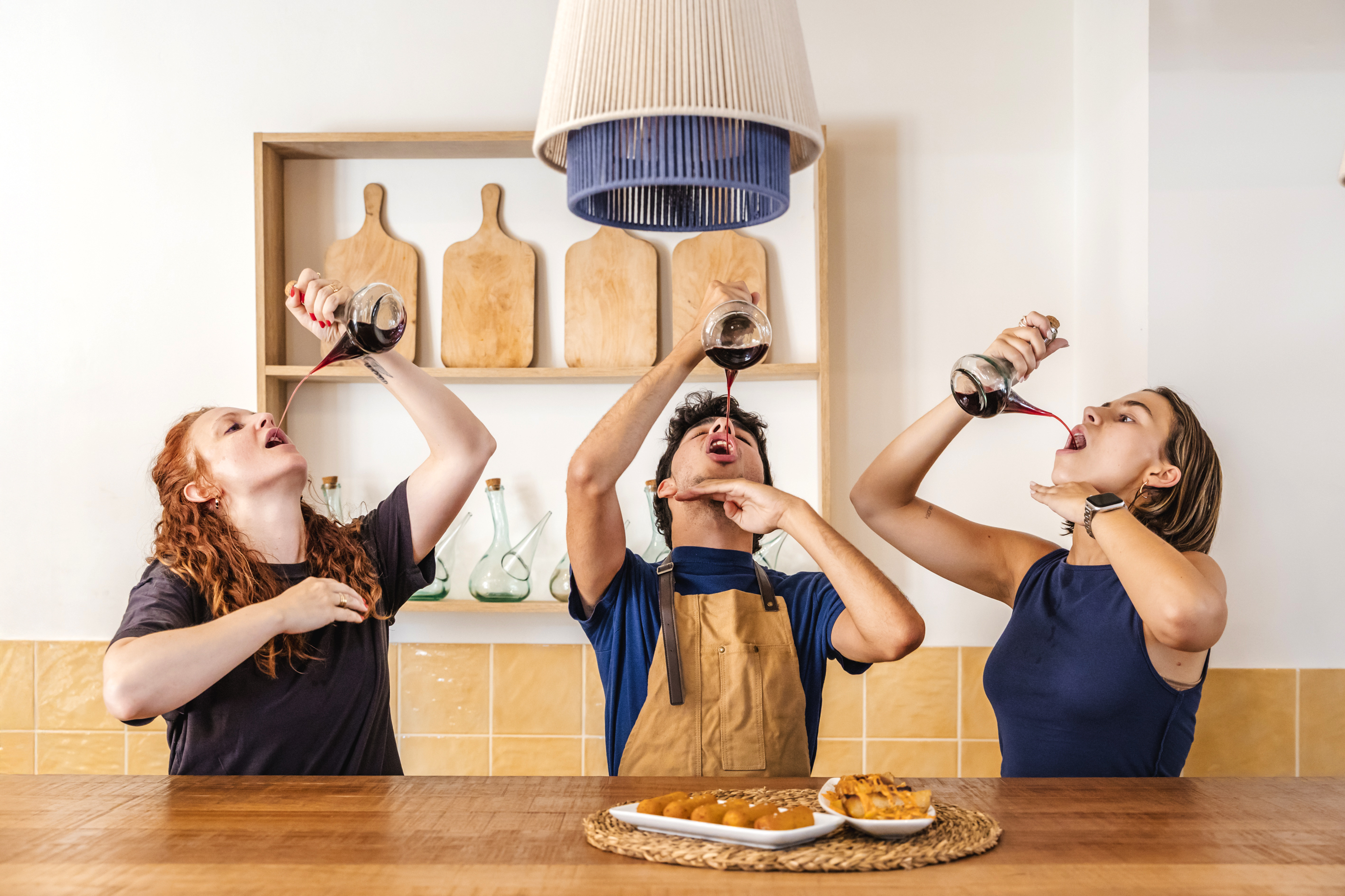 品嚐西班牙美酒，沉浸在充滿活力的文化氛圍中。