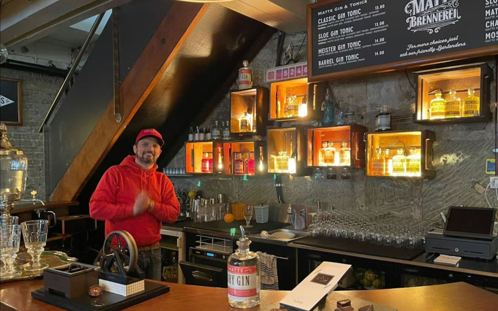 探索這座琴酒秘境，感受溫暖氛圍與獨特風味。