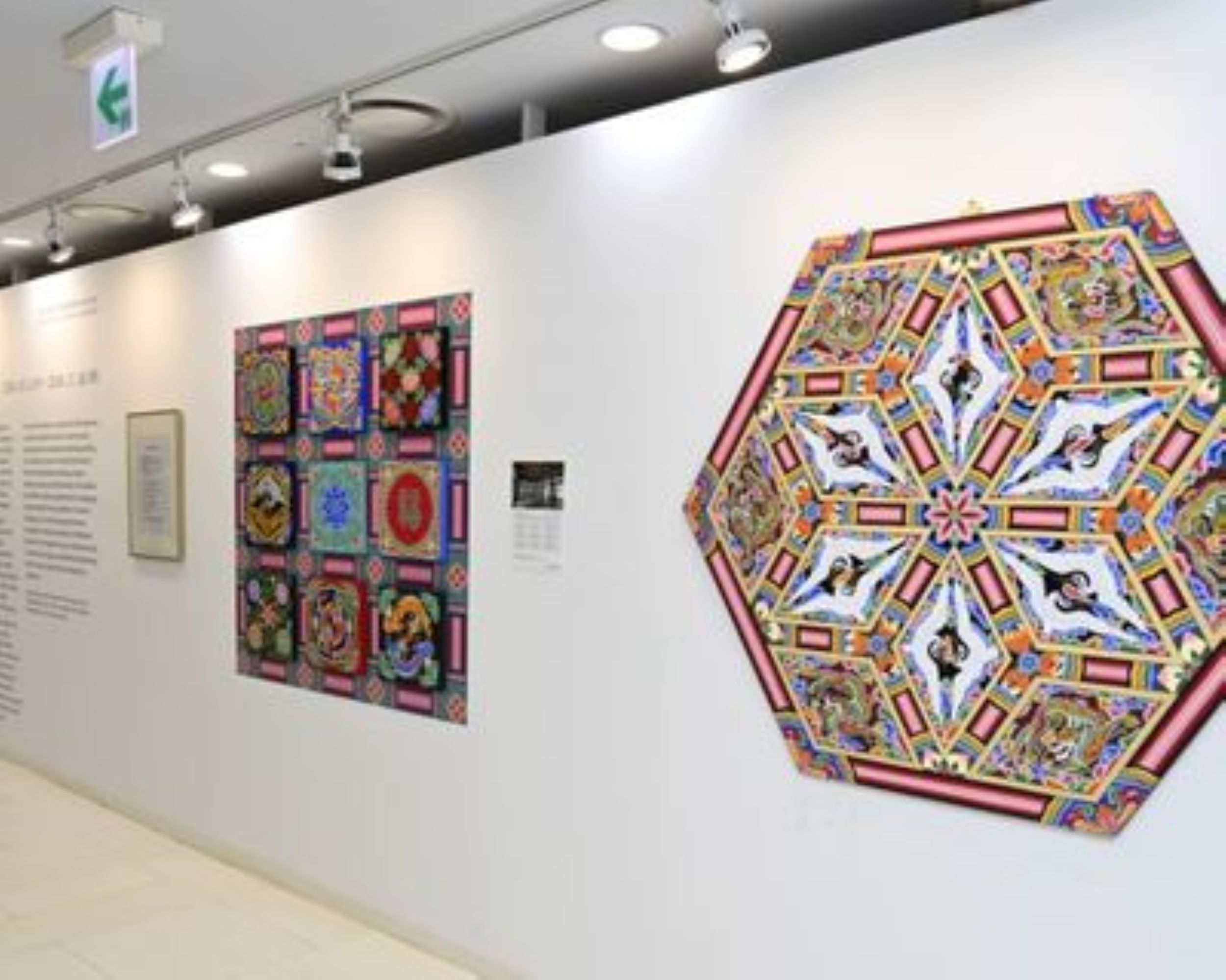 Seoul City Hall - Tong Tong Tour, Sky Plaza Gallery is an exhibition space in the City Hall where citizens can freely visit and admire the featured artworks.
