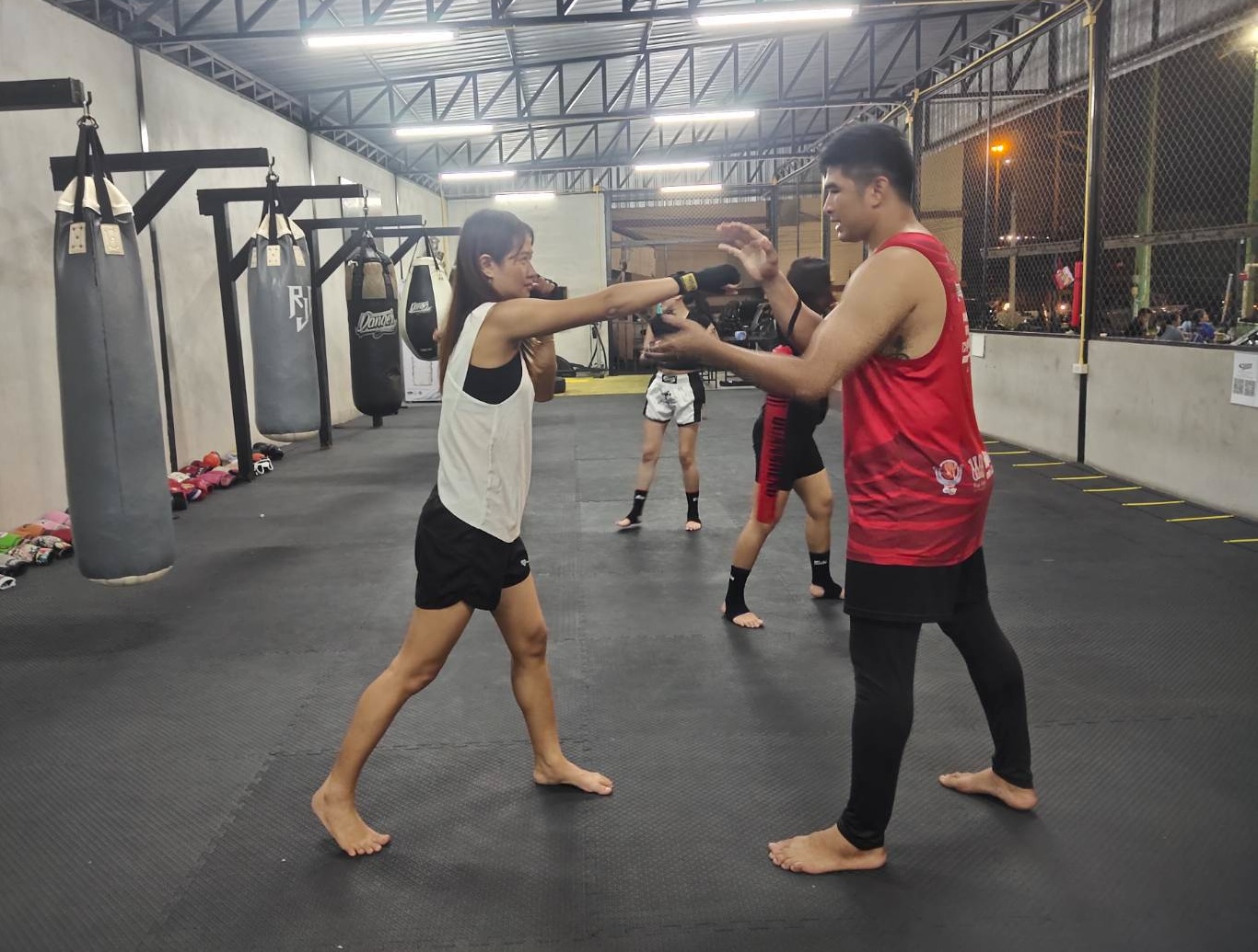 在您了解泰拳的基本功後,您的教練將成為您的拳擊夥伴,協助您精進技巧。 在您了解泰拳的基本功後,您的教練將成為您的拳擊夥伴,協助您精進技巧。