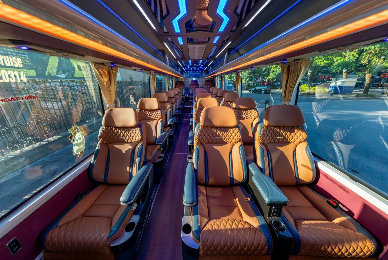 搭乘 20 - 22 人座豪華禮賓巴士,舒適暢遊,在高速公路上享受平穩順暢的旅程。 搭乘 20 - 22 人座豪華禮賓巴士,舒適暢遊,在高速公路上享受平穩順暢的旅程。