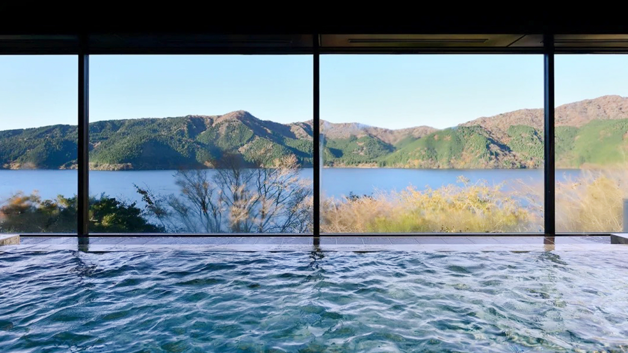 龍宮殿日歸溫泉，面朝蘆之湖，落地窗外山湖相映，景色開闊寧靜。浸泡溫泉之中，可盡享自然美景與放鬆時光。