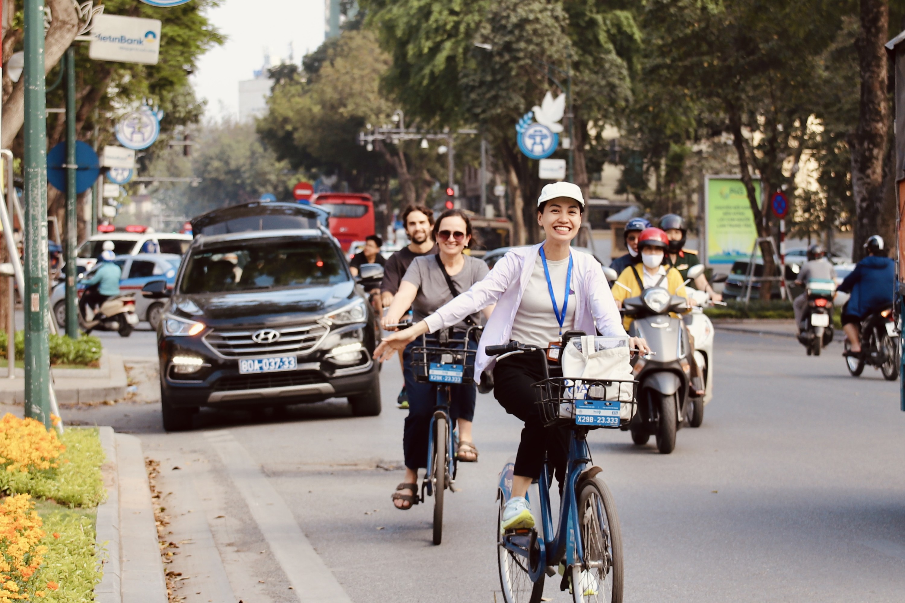 Hanoi Half-Day Historical Bike Tour with Food Tasting