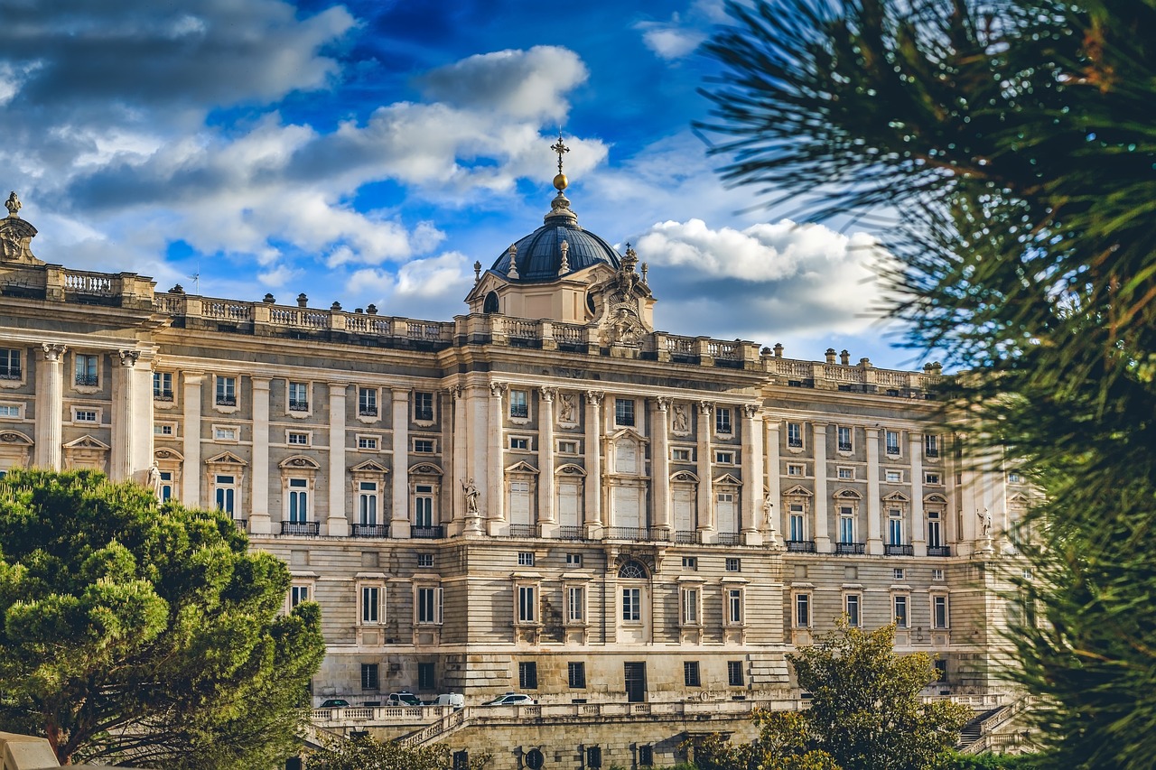 Madrid: Royal Palace afternoon walking tour with Skip-the-Line