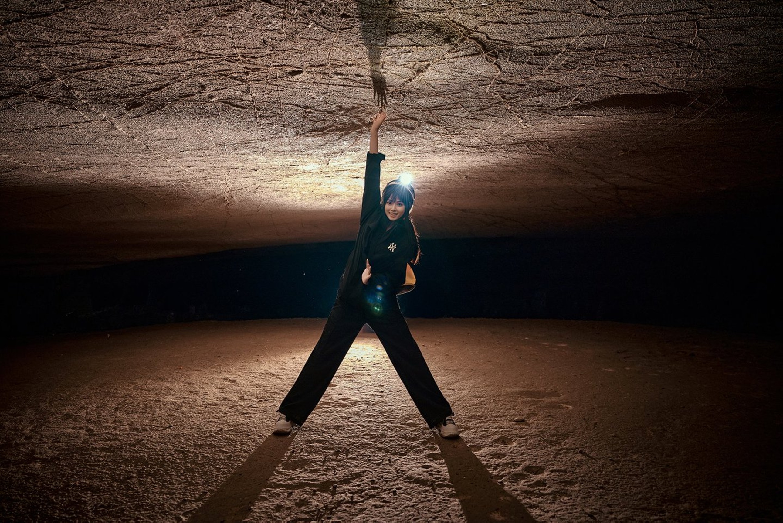 女孩在溶洞空曠大廳擺拍,單臂輕觸穹頂巖壁,暖光勾勒出層疊紋理,黑裙與光影交織,拍出酷感十足的探險大片 女孩在溶洞空曠大廳擺拍,單臂輕觸穹頂巖壁,暖光勾勒出層疊紋理,黑裙與光影交織,拍出酷感十足的探險大片