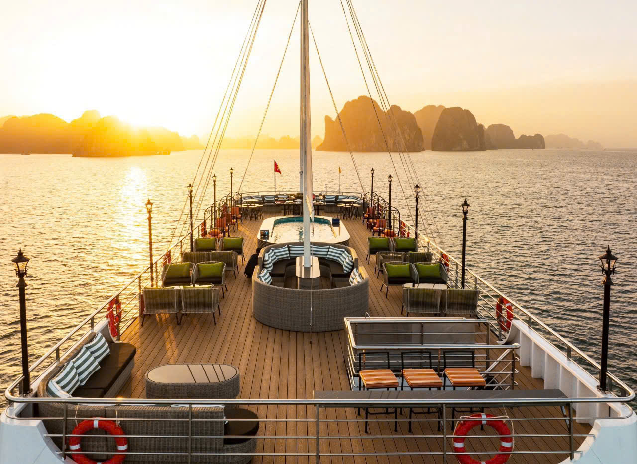 在我們的陽光甲板泳池中暢遊一番，同時欣賞百萬美元的景色。