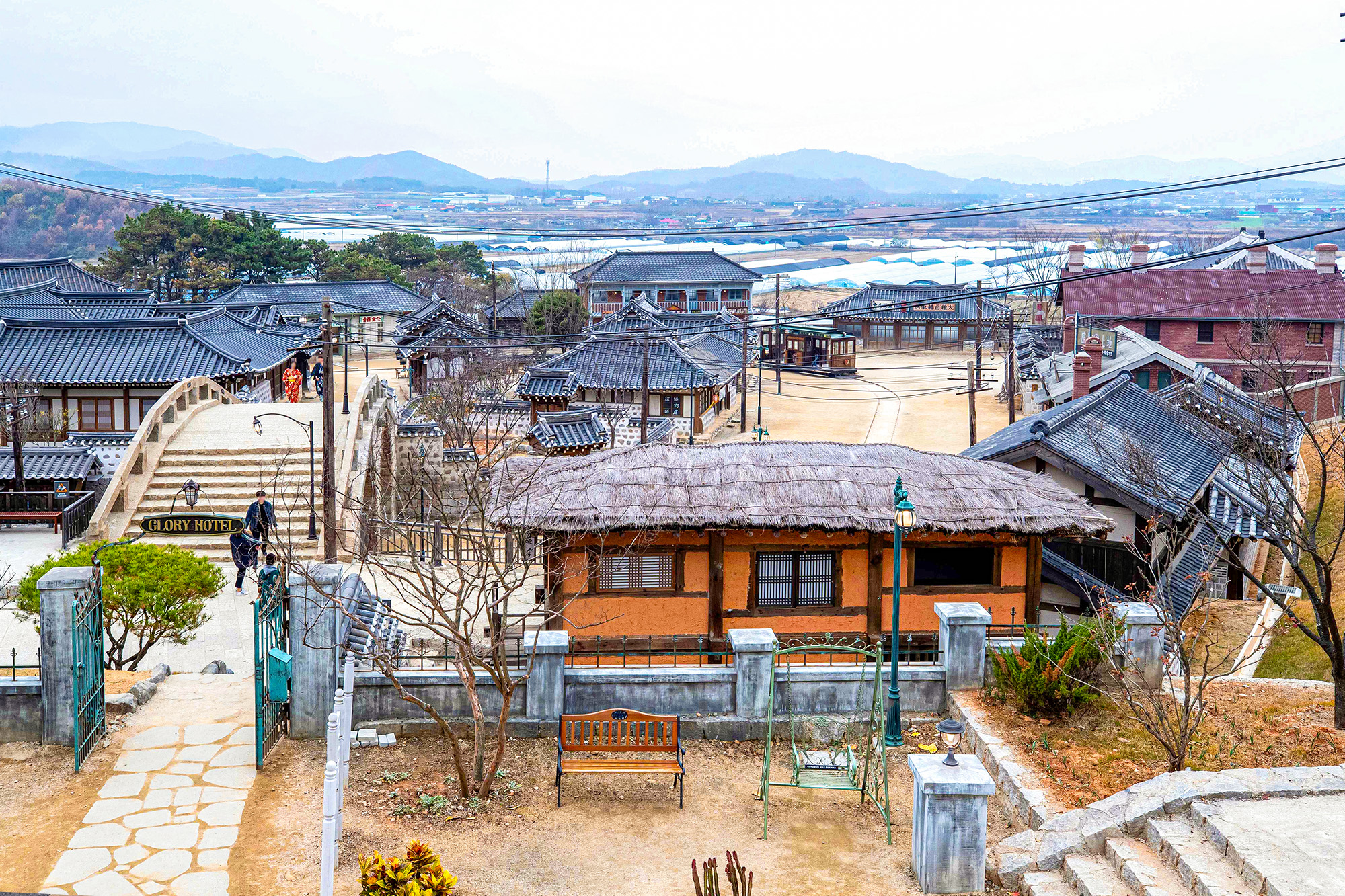 🎥 許多場景在韓國各地拍攝，並搭建了大型訂製佈景，以重現早期現代韓國的風貌。