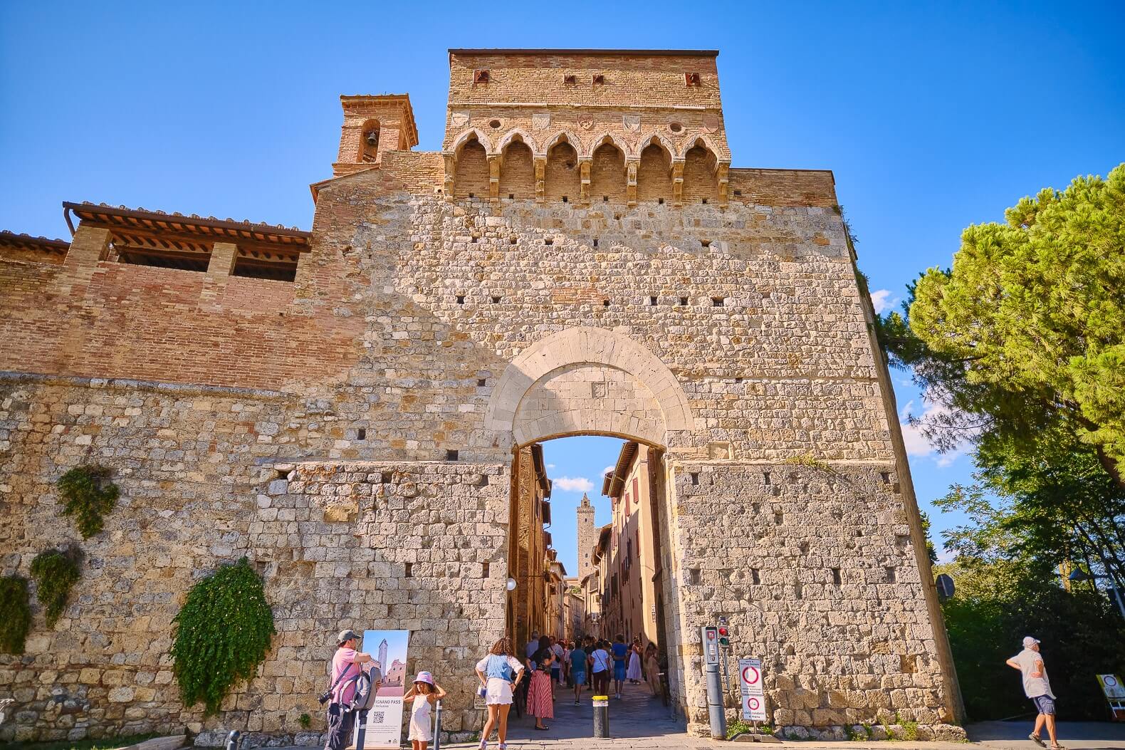 Siena, San Gimignano and Monteriggioni Tour from Florence