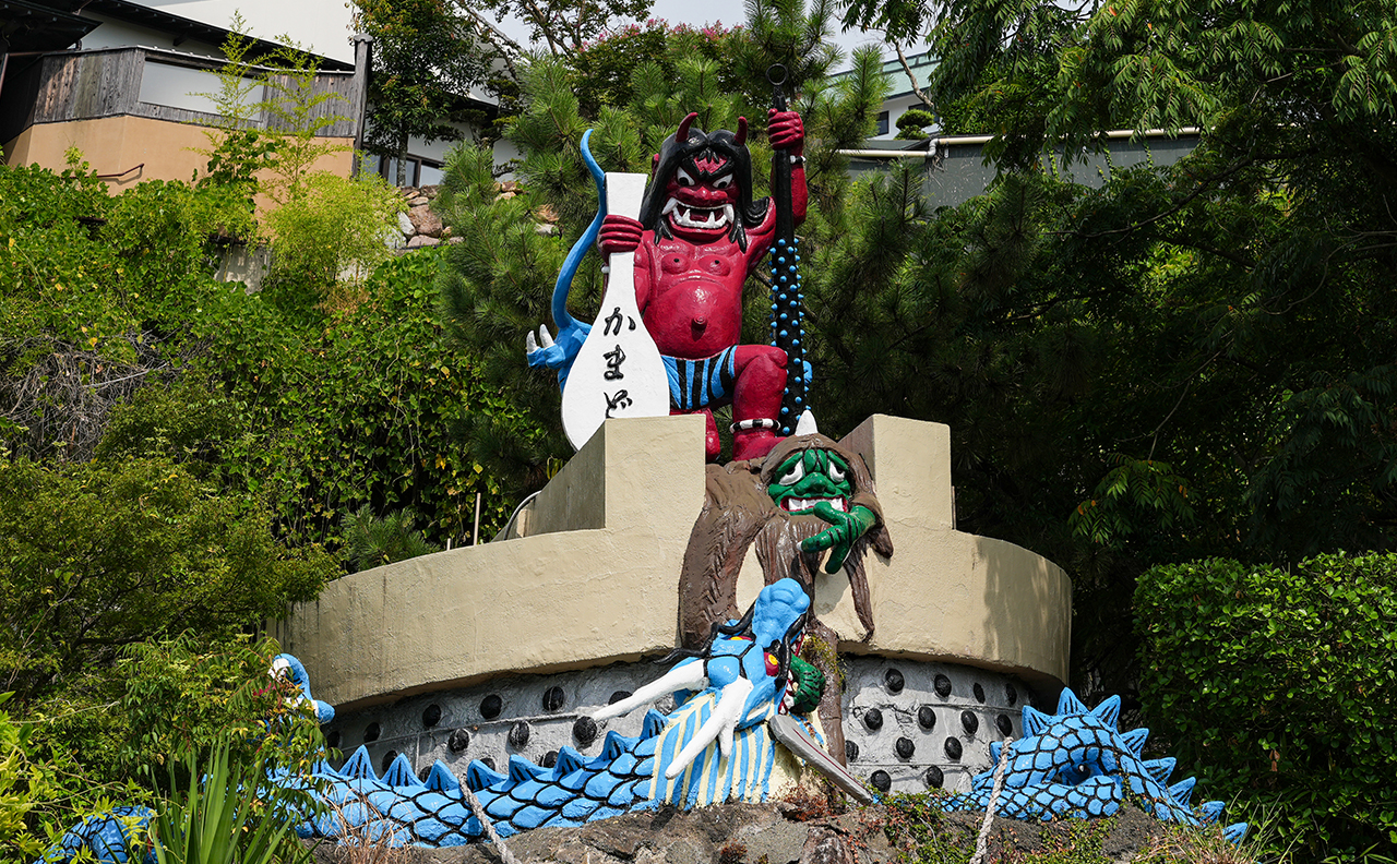 It is said that the Hearth Hell began a long time ago when the temperature of hell was used to prepare sacrificial food at the spring and autumn festivals of the Kamado Hachiman Shrine, the god of the shrine. This is how the custom came to be called the "