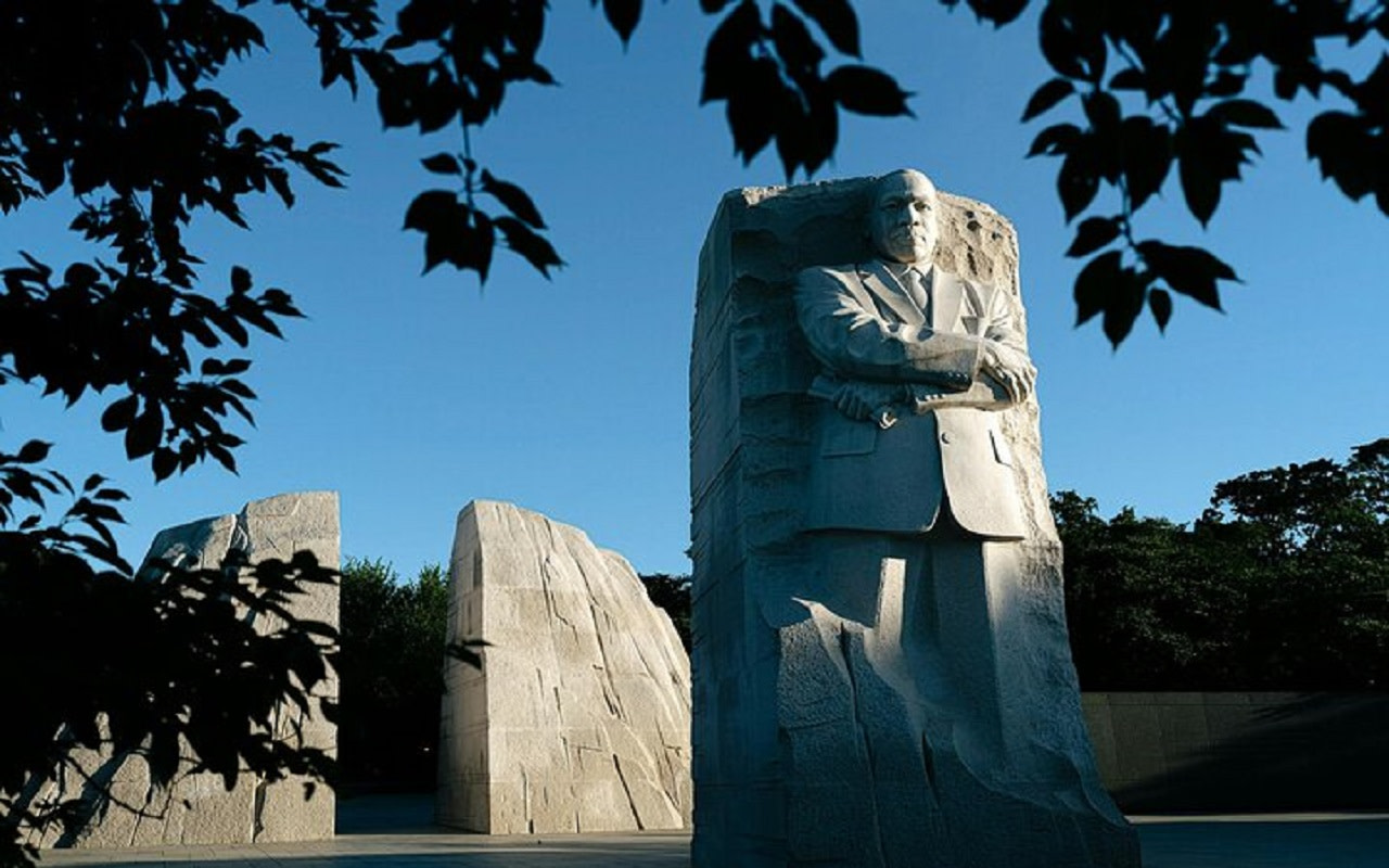 夜幕降臨後，在寧靜的導覽之夜中，體驗燈火通明的標誌性紀念碑。