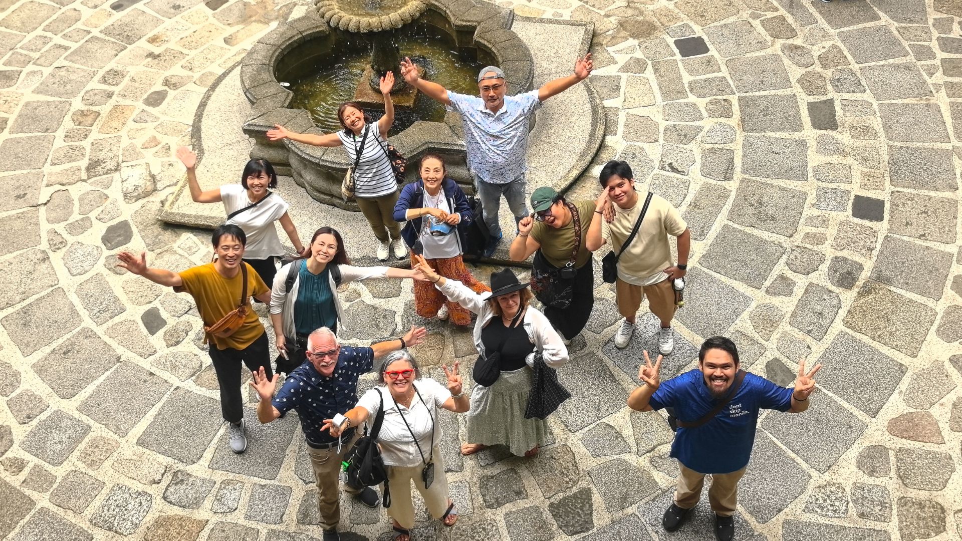 從陌生人到並肩同行，最終成為摯友。