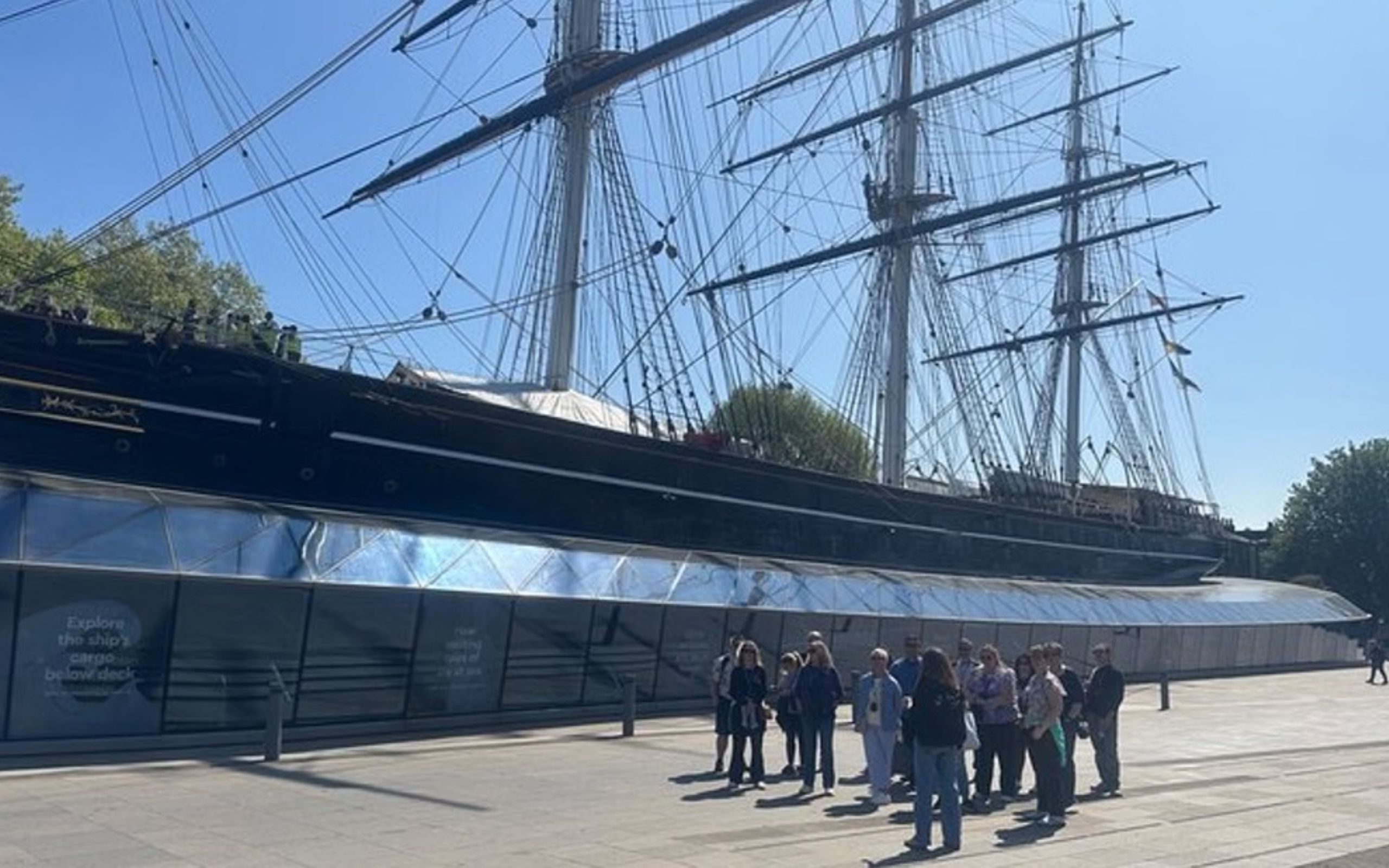 佇立於卡蒂薩克號高聳的桅杆下,想像她那打破紀錄的遠洋航行 佇立於卡蒂薩克號高聳的桅杆下,想像她那打破紀錄的遠洋航行