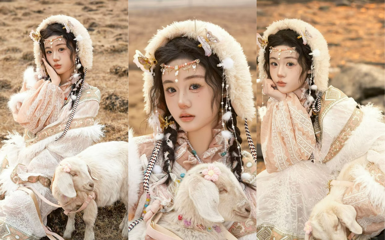 頭戴毛絨帽的女孩，身旁依偎著小羊，於曠野間盡顯純真與民族韻味