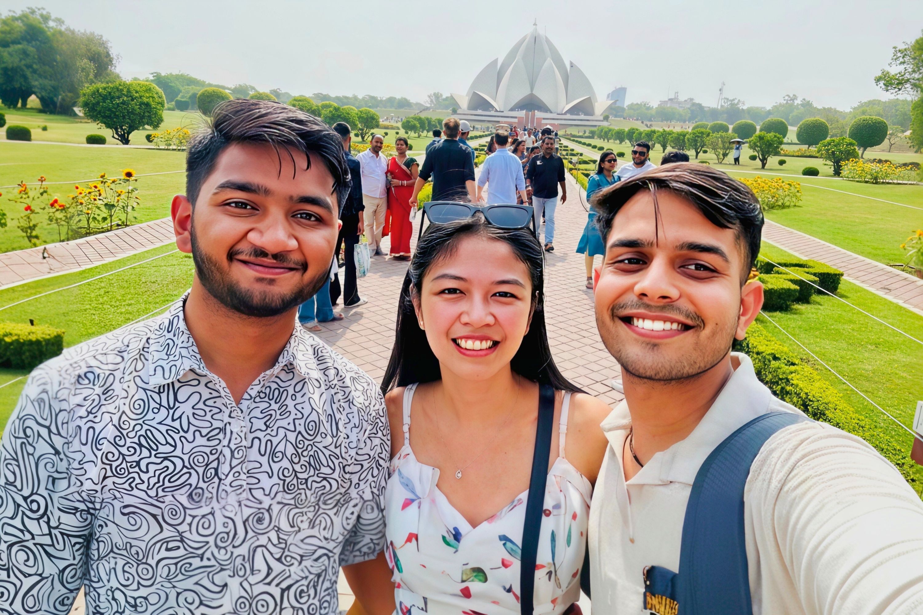 蓮花寺是德里的一座現代建築奇蹟，其蓮花狀設計象徵著和平與團結。它歡迎所有信仰的人前來冥想和精神反思。