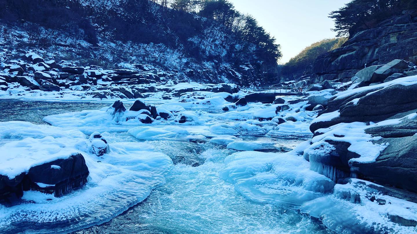 Frozen Journey at Hantan Ice Canyon Day Tour from Seoul