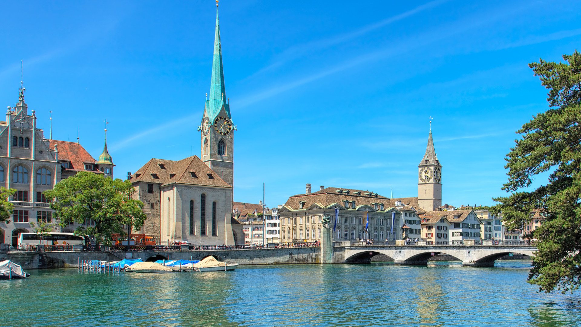 蘇黎世聖母大教堂:這座教堂以馬克·夏加爾創作的彩色玻璃窗而聞名。這些窗戶是美麗而動人的藝術品。 蘇黎世聖母大教堂:這座教堂以馬克·夏加爾創作的彩色玻璃窗而聞名。這些窗戶是美麗而動人的藝術品。