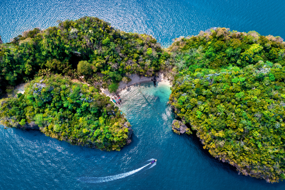 在閣老拉汀島 (Koh Lao Lading) 的寧靜海灘上放鬆身心，這裡有壯麗的懸崖和碧綠的海水環繞。