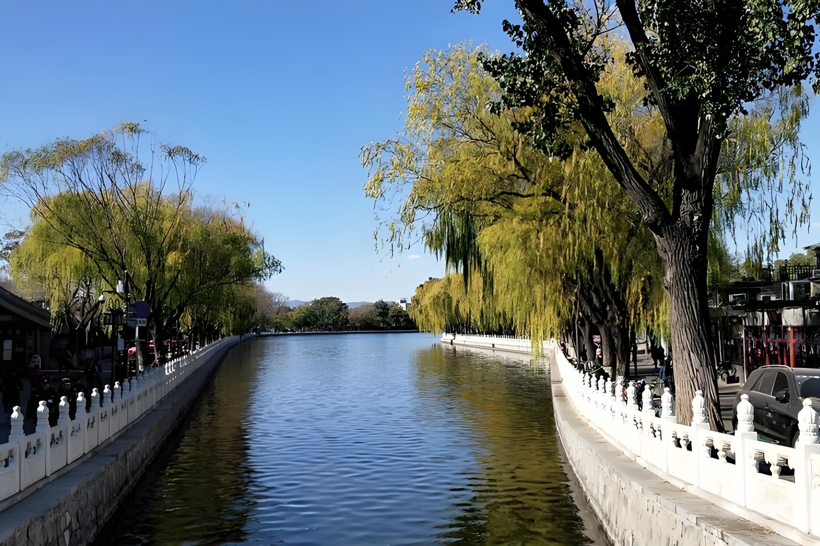 There are many Beijing-style delicacies and celebrity residences around Shichahai.