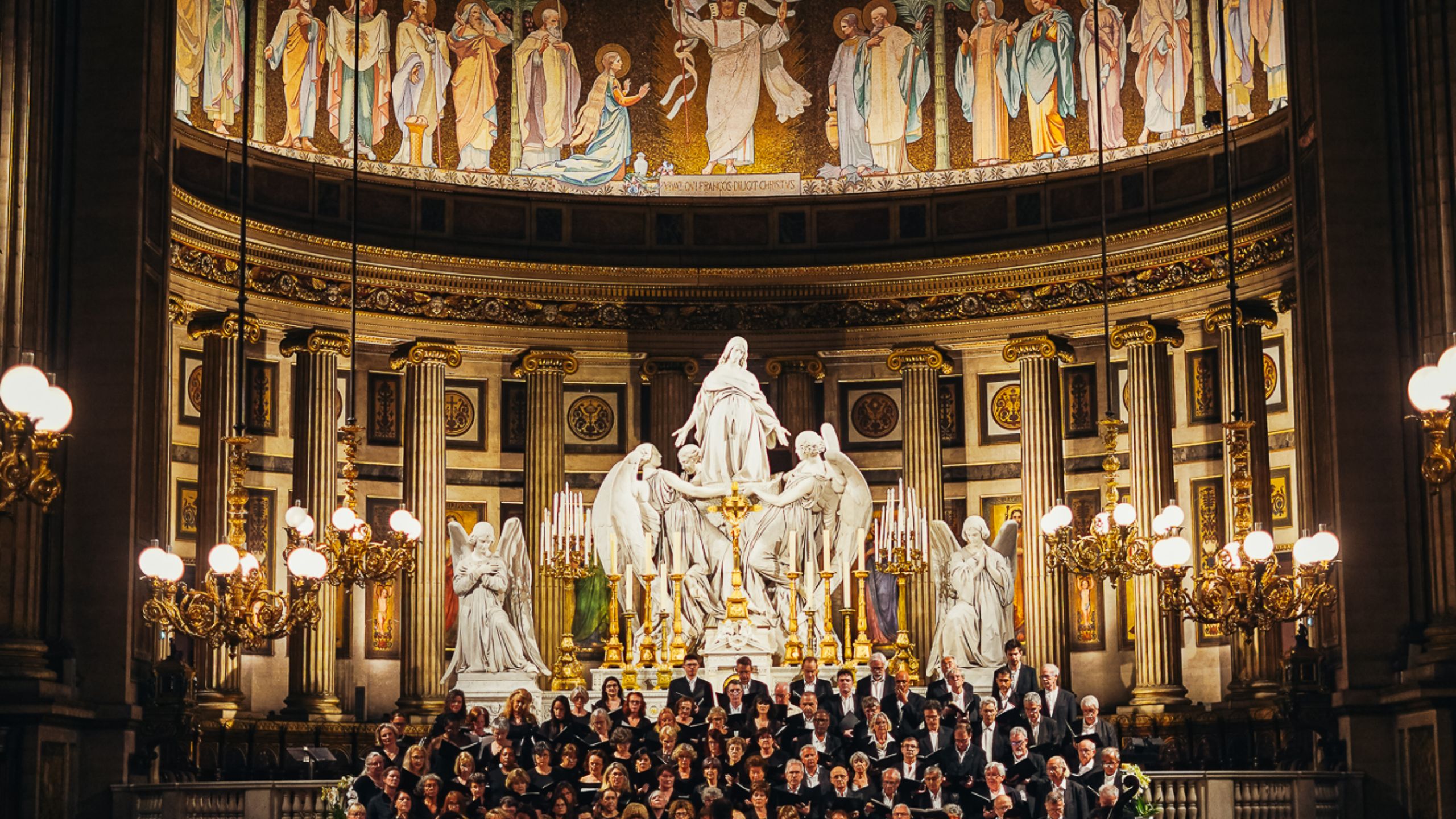 在光彩奪目的彩繪穹頂下，氣勢磅礴的合唱團以高亢的和聲迴盪於教堂之中