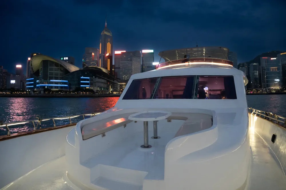 Hong Kong Starlight Night Tour Western-style luxury yacht cruises Victoria Harbor