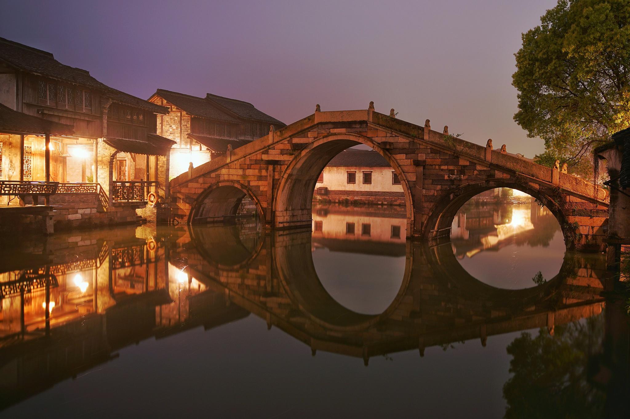 【烏鎮】江南六大古鎮之一,曾名烏墩和青墩,具有六千餘年悠久歷史。【西柵】由12座小島組成,70多座小橋將這些小島串連在一起,河流密度和石橋數量眾多。 【烏鎮】江南六大古鎮之一,曾名烏墩和青墩,具有六千餘年悠久歷史。【西柵】由12座小島組成,70多座小橋將這些小島串連在一起,河流密度和石橋數量眾多。