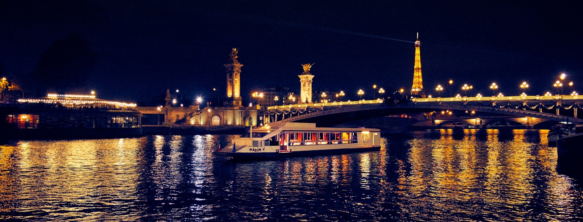 夜晚時分，沿著塞納河滑行，從水上欣賞巴黎令人驚嘆的璀璨夜景。
