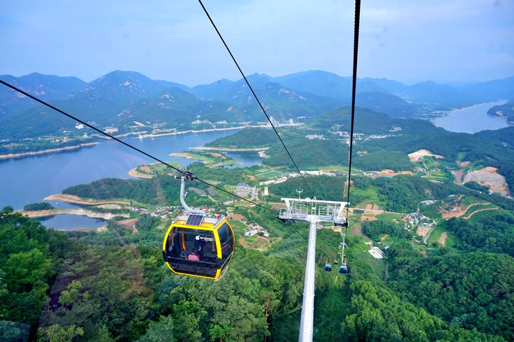 夏季帶來了鬱鬱蔥蔥的綠色森林和波光粼粼的湖面，營造出令人耳目一新的景觀。
