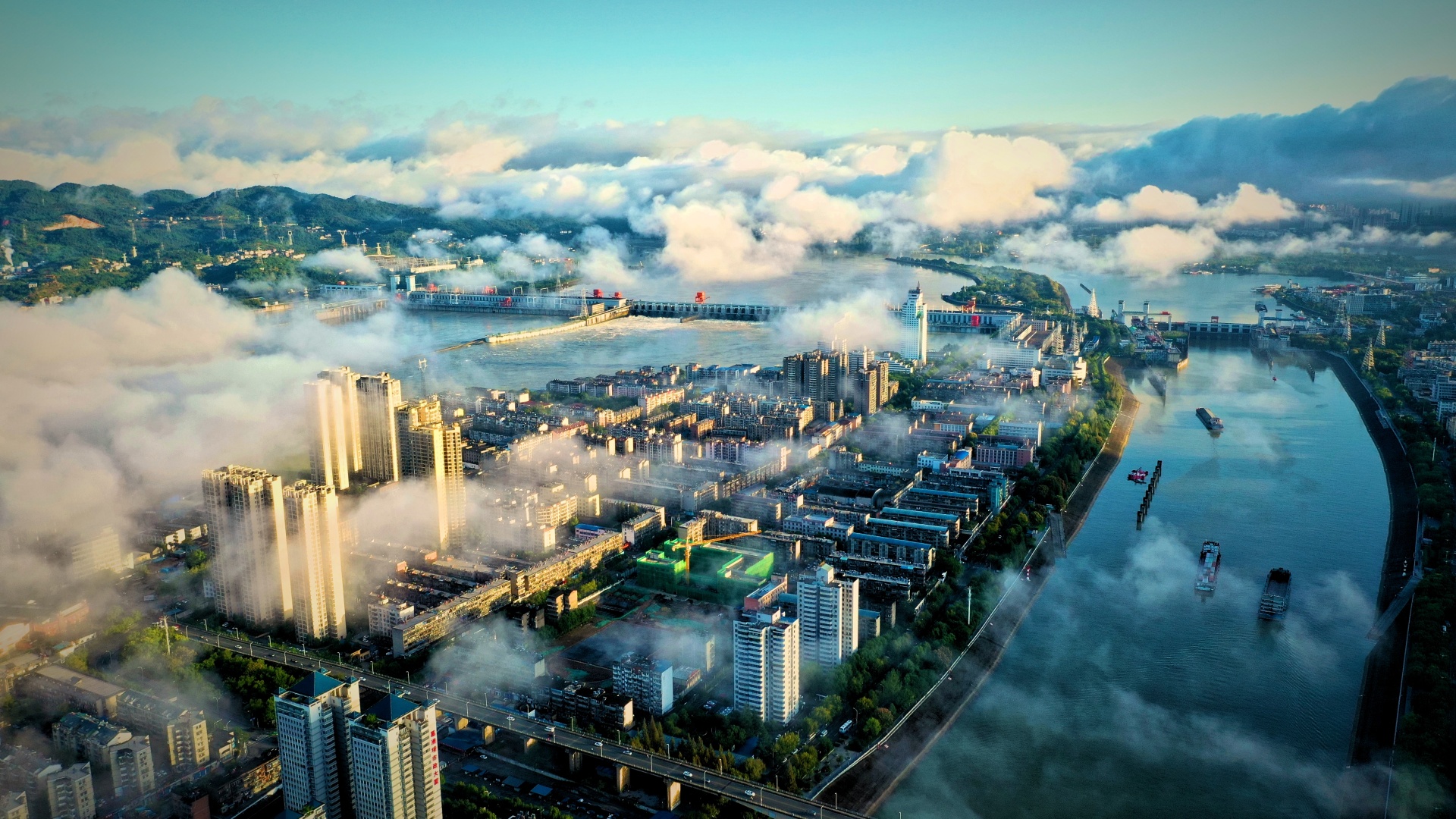 葛洲壩：大國重器，水上長城。親臨葛洲壩，看巨輪“坐電梯”過閘，感受人類改造自然的宏偉智慧與長江第一壩的磅礴氣勢。