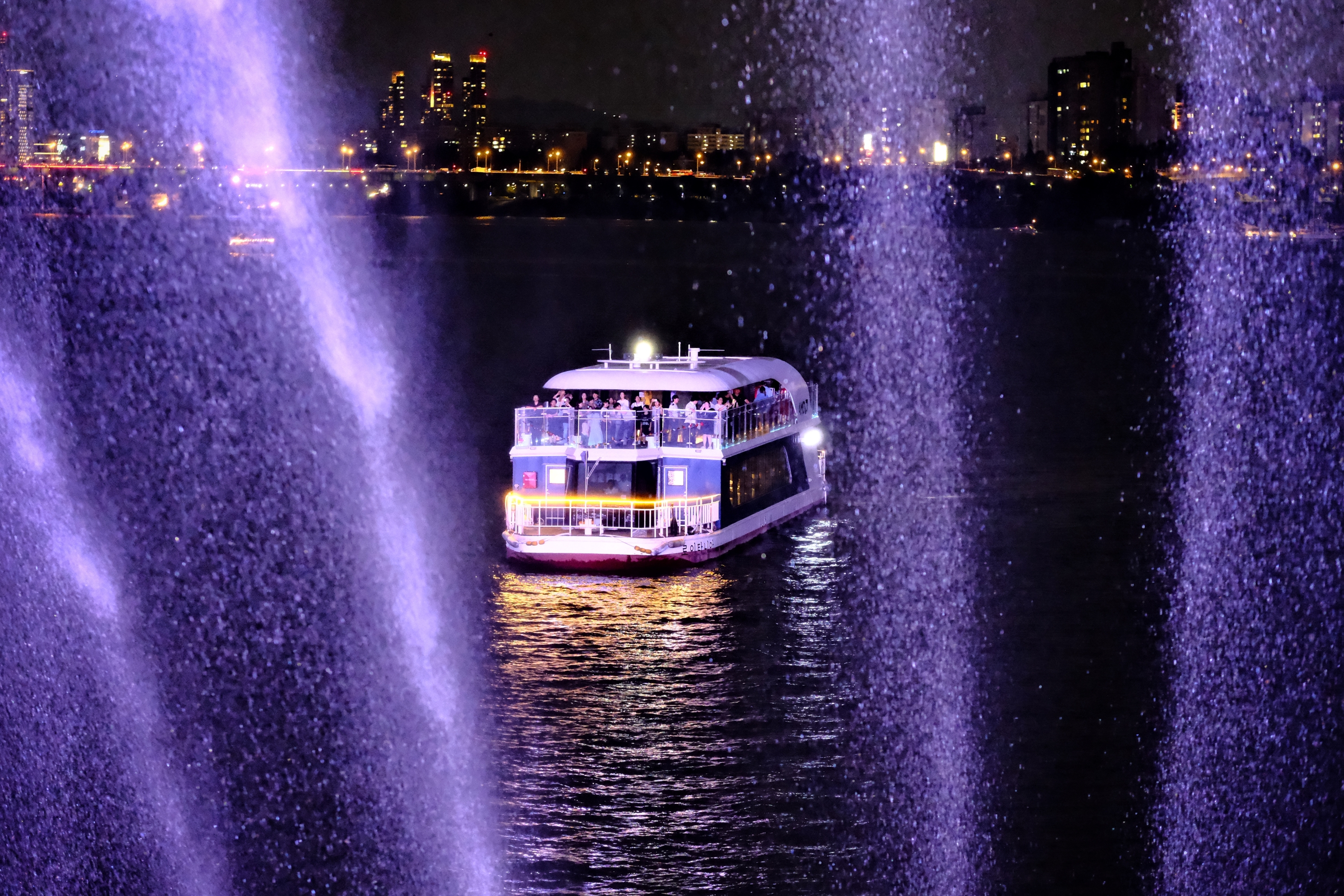 Enjoy the wonderful night views of the Han River and Seoul!