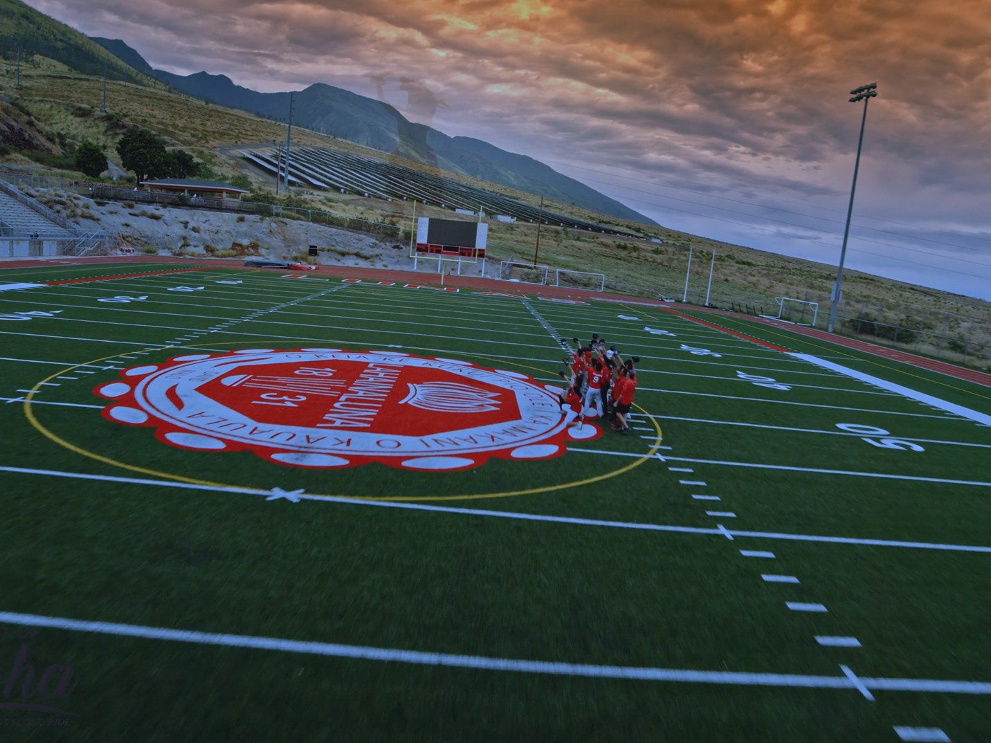 翱翔於拉海納魯納周圍環繞著山脈和明亮島嶼天空的綠色開闊田野之上 翱翔於拉海納魯納周圍環繞著山脈和明亮島嶼天空的綠色開闊田野之上