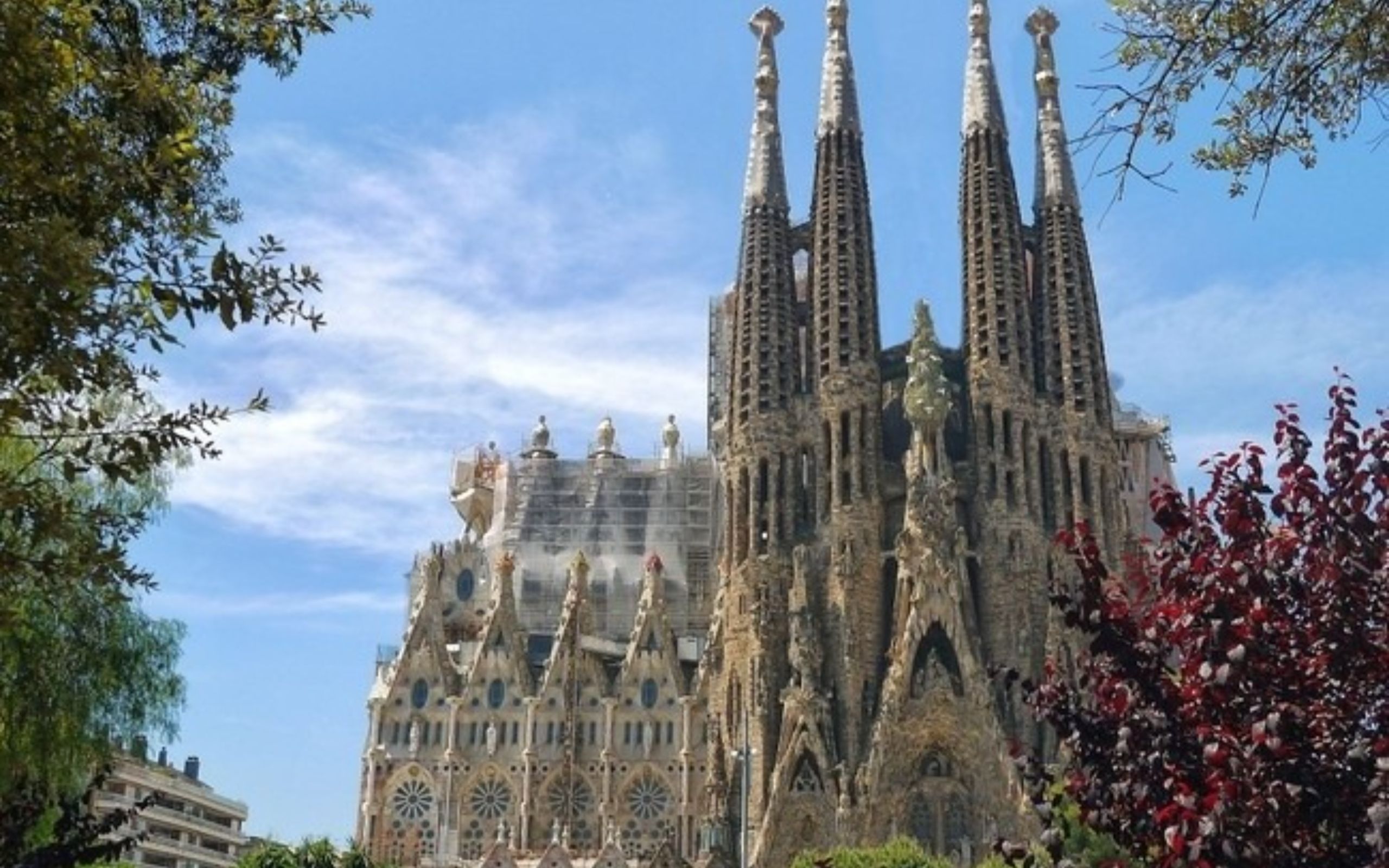 漫步在巴塞隆納迷人的街道上,直到聖家堂的經典輪廓映入眼簾,令您屏息讚嘆 漫步在巴塞隆納迷人的街道上,直到聖家堂的經典輪廓映入眼簾,令您屏息讚嘆