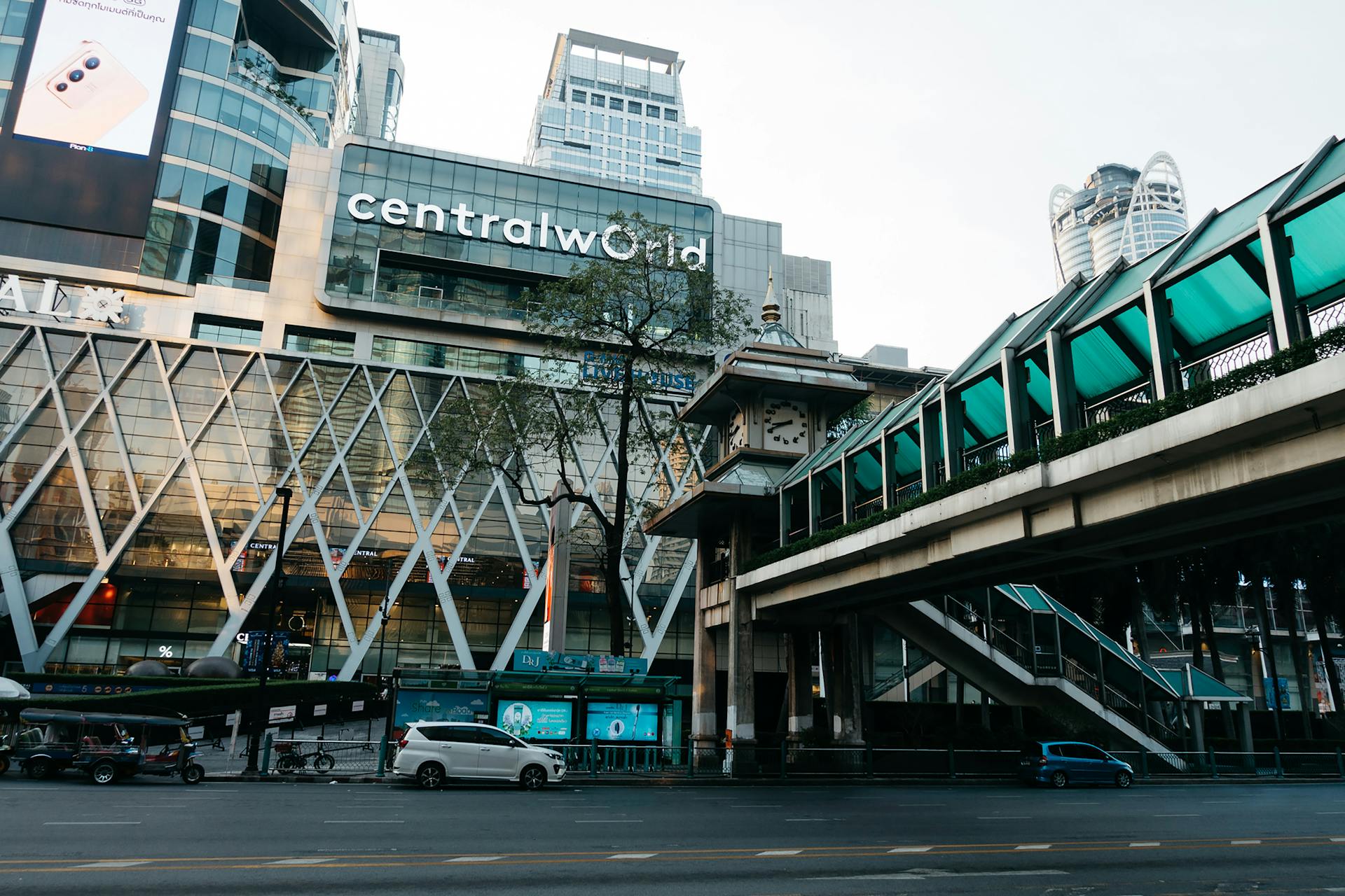 Central World 是眾多城市熱門景點之一,使用 Thai Go Day Pass 即可輕鬆抵達。 Central World 是眾多城市熱門景點之一,使用 Thai Go Day Pass 即可輕鬆抵達。