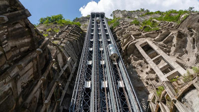 天龍旋梯位於天生三橋景區，它是科技、藝術與生活的碰撞，如同精心打造的時光隧道