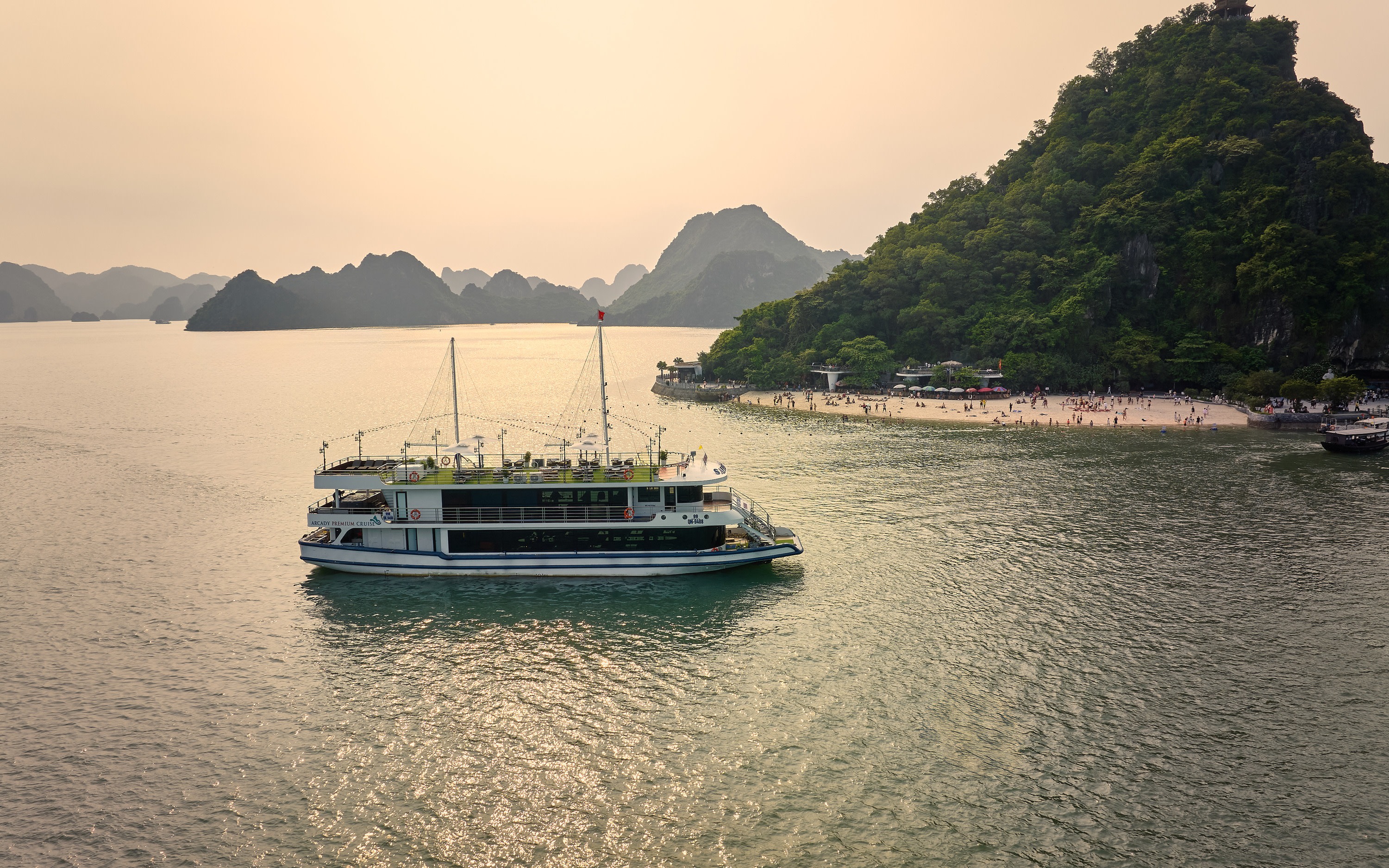 Arcady Premium Day Cruise: Ha Long Bay with Sung Sot & Ti Top