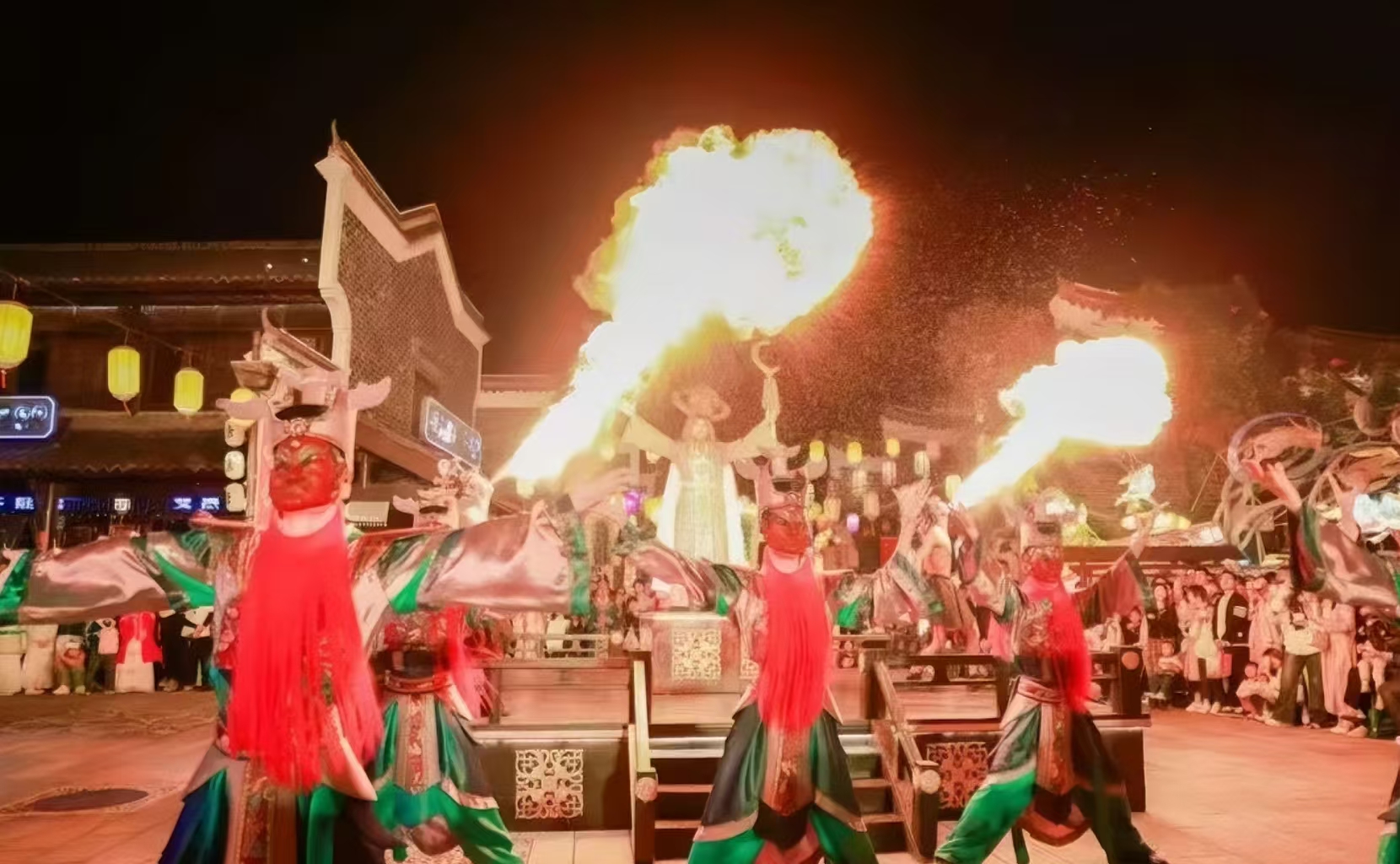 I recommend Tongyao Ancient Town for the 19:50 "Spark Tongguan" iron flower intangible cultural heritage performance at Water Show Plaza, to experience a different kind of cultural performance.