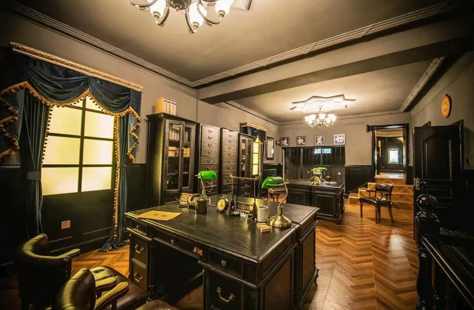 書房是整個故居的亮點之一,書房內書架上擺滿了民國時期的書籍,還原了張學良將軍讀書辦公的場景 書房是整個故居的亮點之一,書房內書架上擺滿了民國時期的書籍,還原了張學良將軍讀書辦公的場景