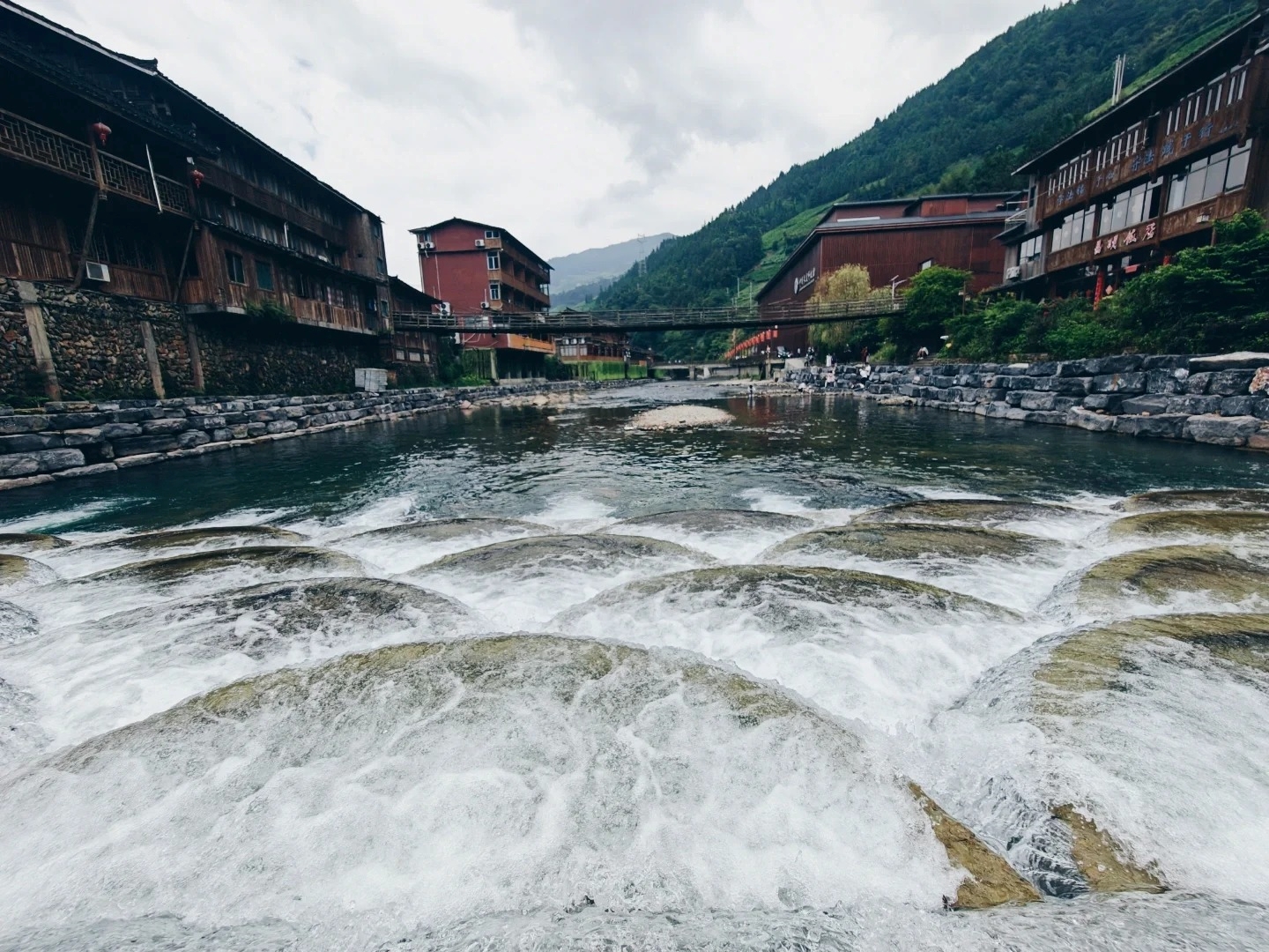 This is the settlement of the Hongyao people, which is known as the "longest hair village in the world". The Hongyao women have long black and shiny hair, the longest of which is 1.8 meters long. Most of the buildings in the village are wooden stilt house