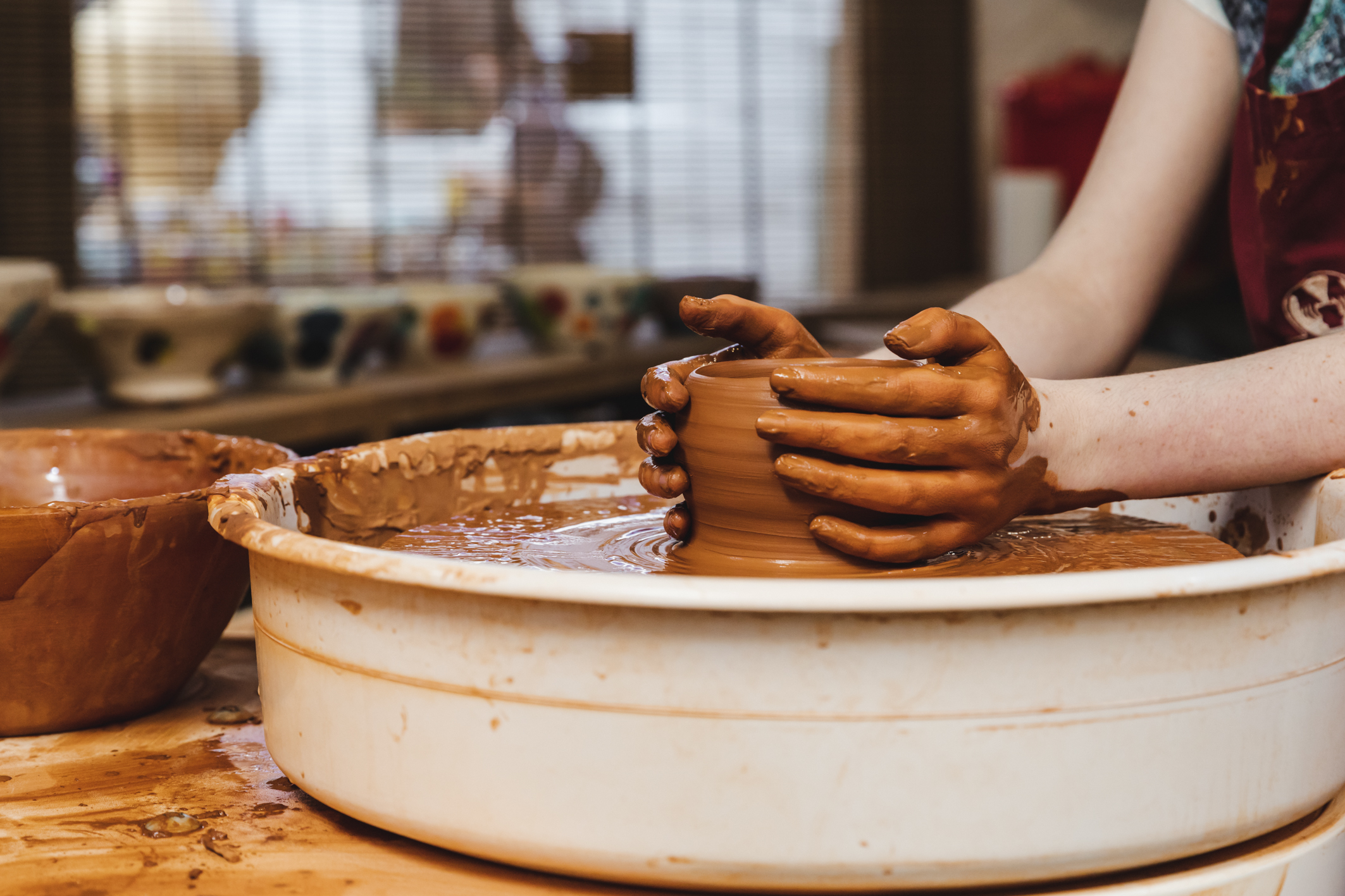 探索西班牙黏土工藝的魔力，欣賞工匠如何將傳統轉化為藝術。