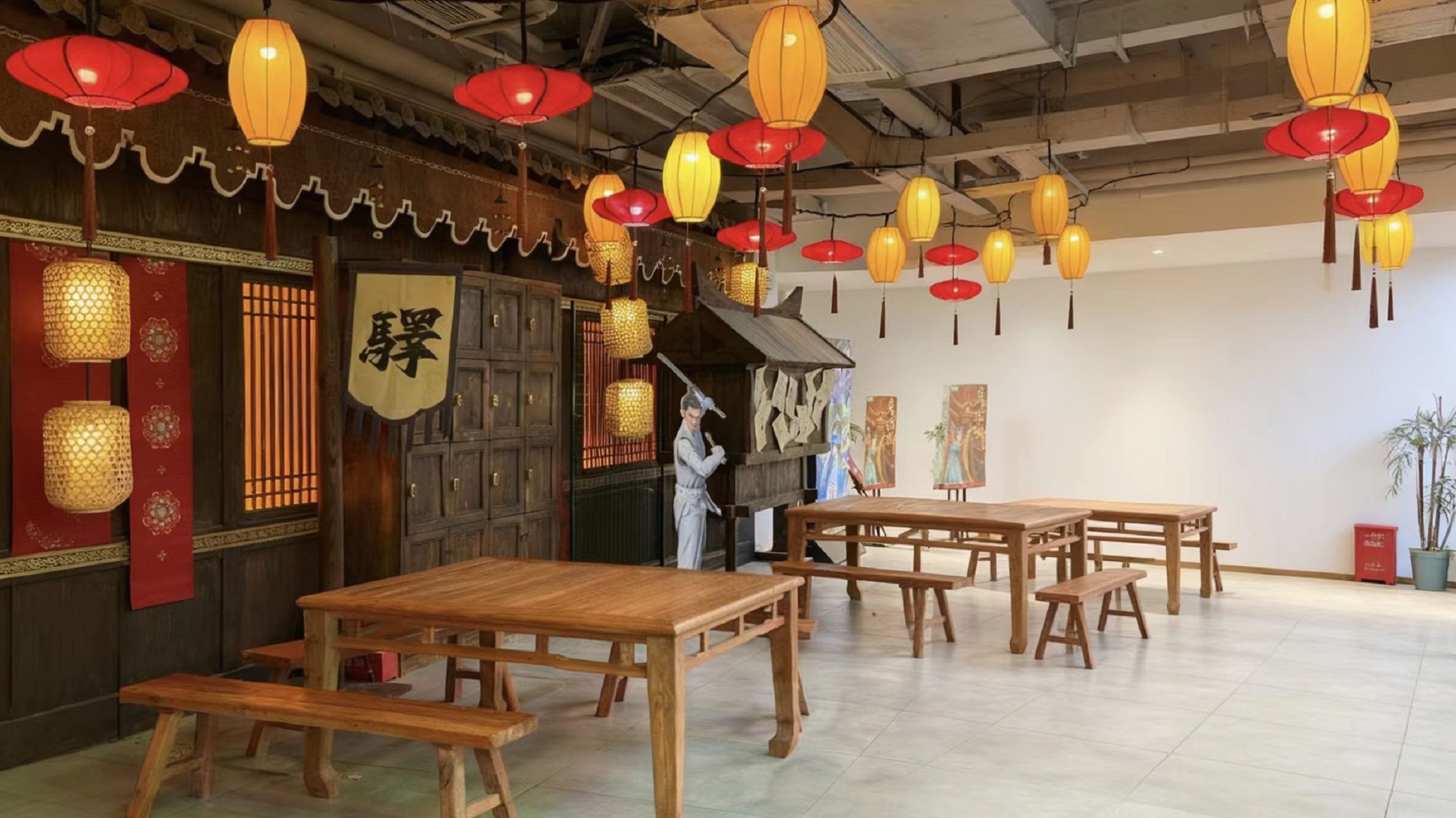 牆上 “驛” 字旗幟與古風裝飾畫相得益彰 牆上 “驛” 字旗幟與古風裝飾畫相得益彰