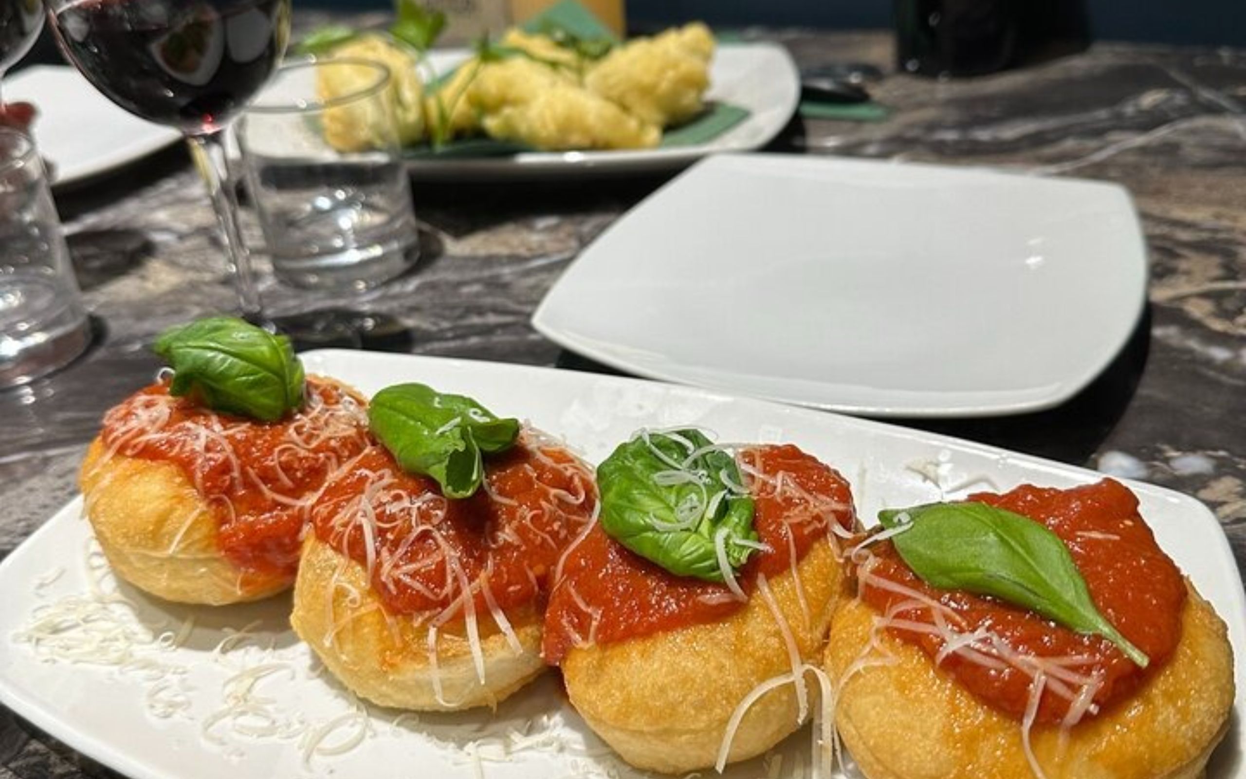 道地義式小點，佐以新鮮羅勒葉，完美展現米蘭的經典風味與精湛廚藝