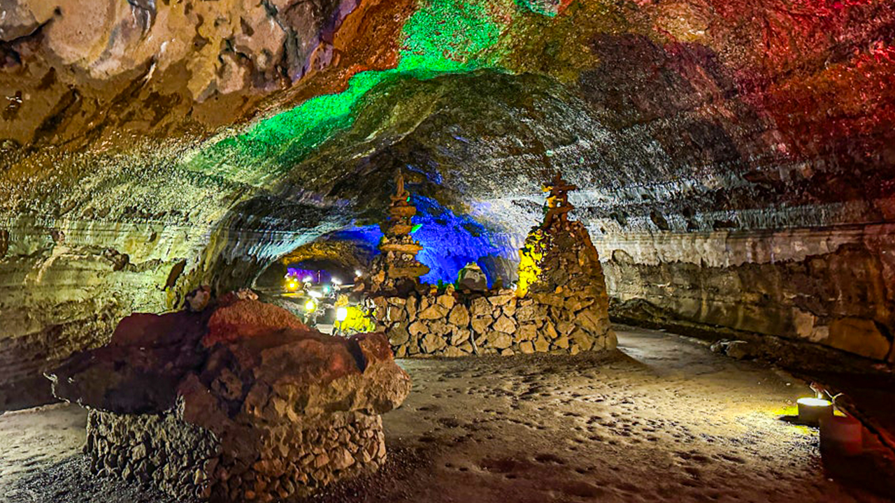 東部路線:咸德犀牛峰海灘 - 海女博物館 - 午餐 - 城山日出峰 - 日出樂園熔岩洞窟系統 - 城邑民俗村 東部路線:咸德犀牛峰海灘 - 海女博物館 - 午餐 - 城山日出峰 - 日出樂園熔岩洞窟系統 - 城邑民俗村